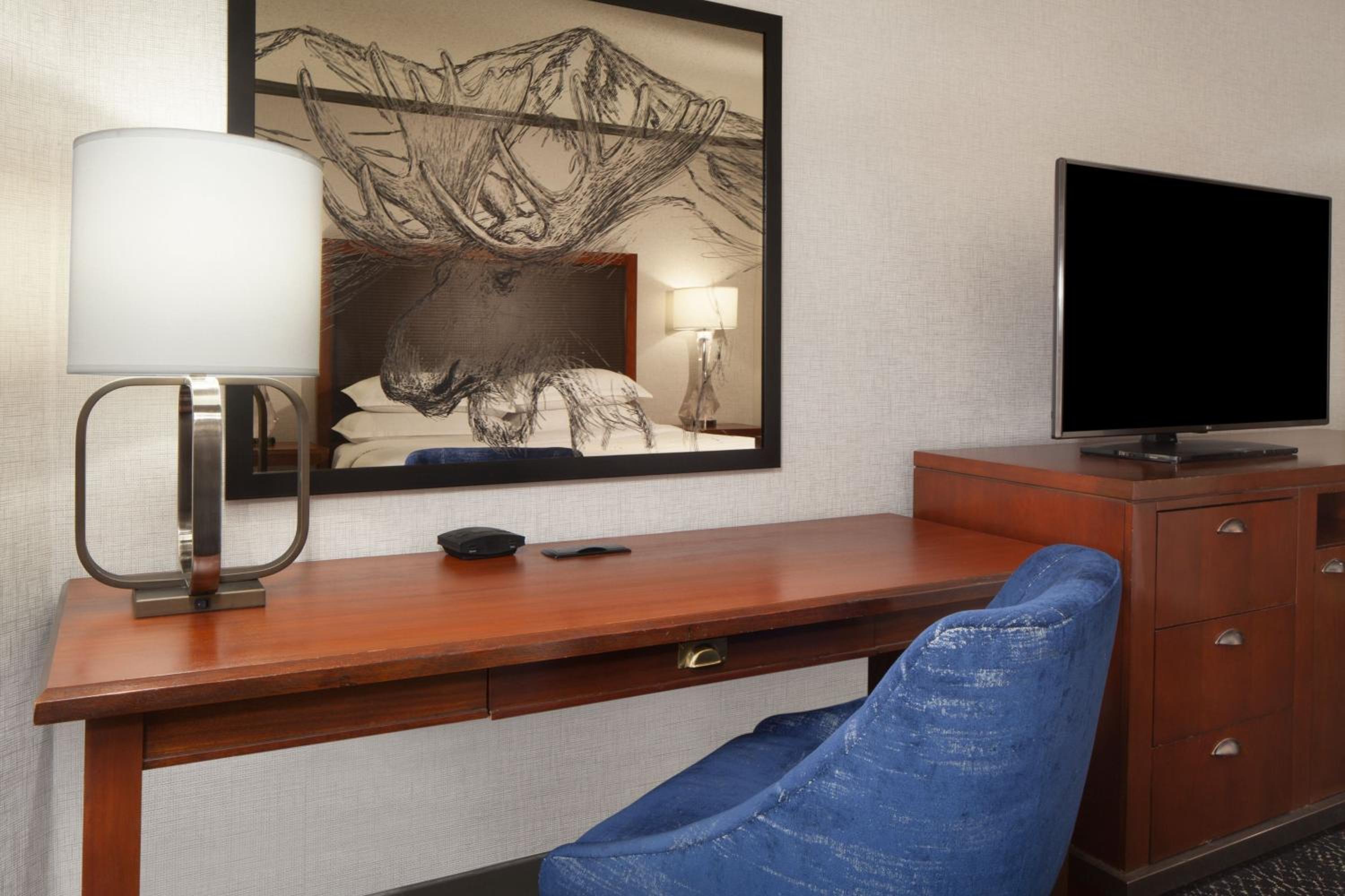 Deluxe, Guest room, 1 King, Mountain or Bay view, High floor - Photo 4