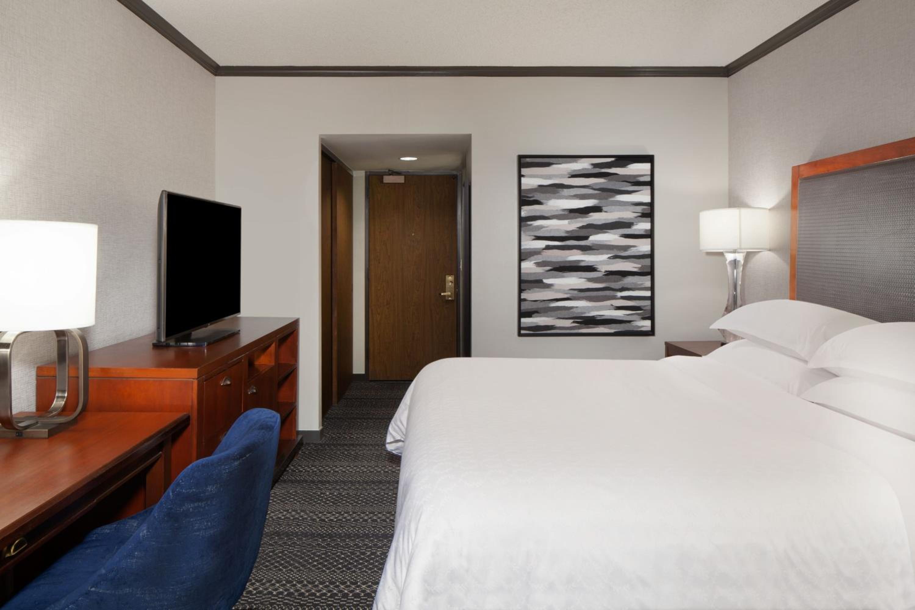 Deluxe, Guest room, 1 King, Mountain or Bay view, High floor - Photo 2