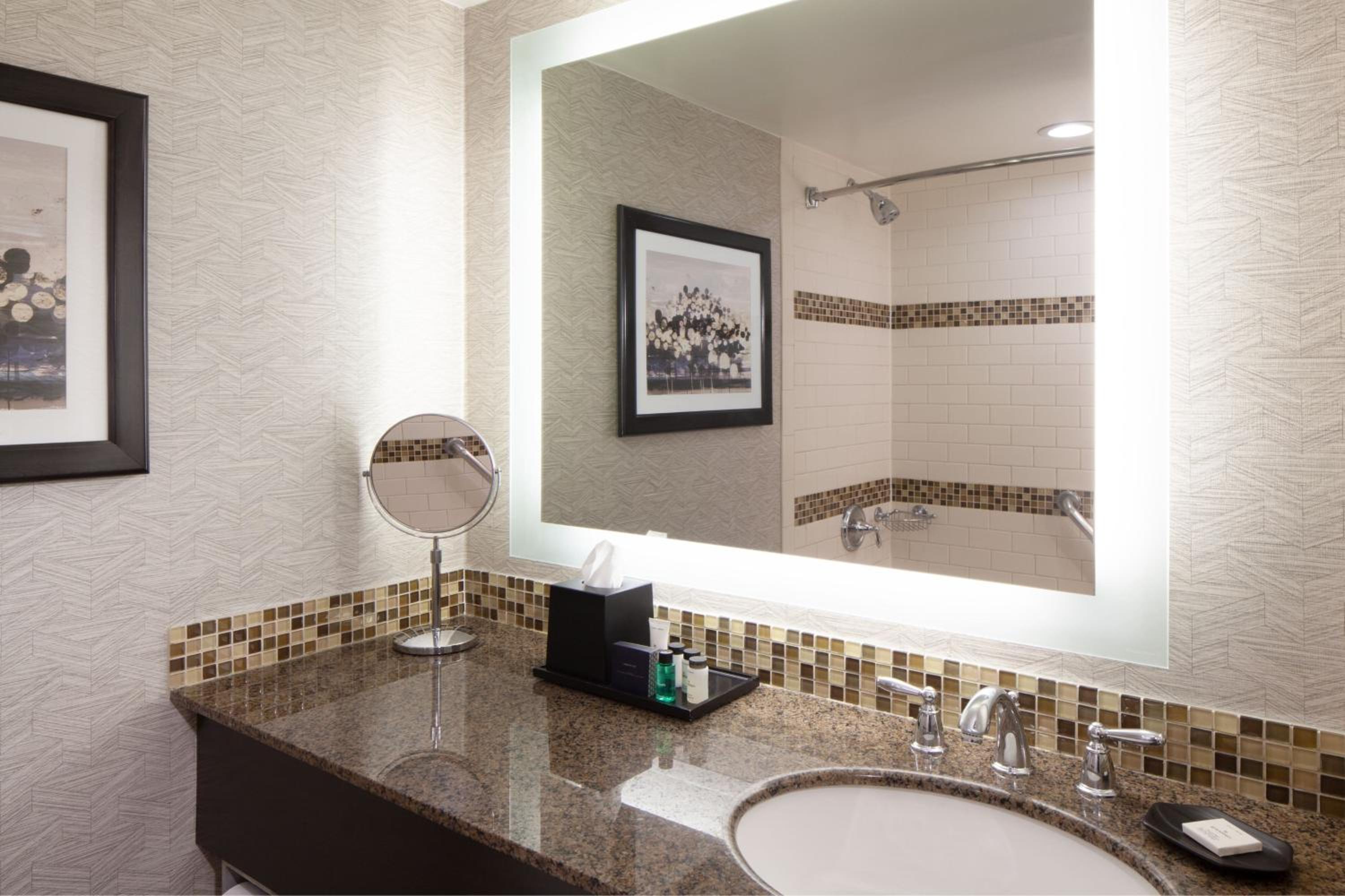 Deluxe, Guest room, 1 King, Mountain or Bay view, High floor - Photo 7
