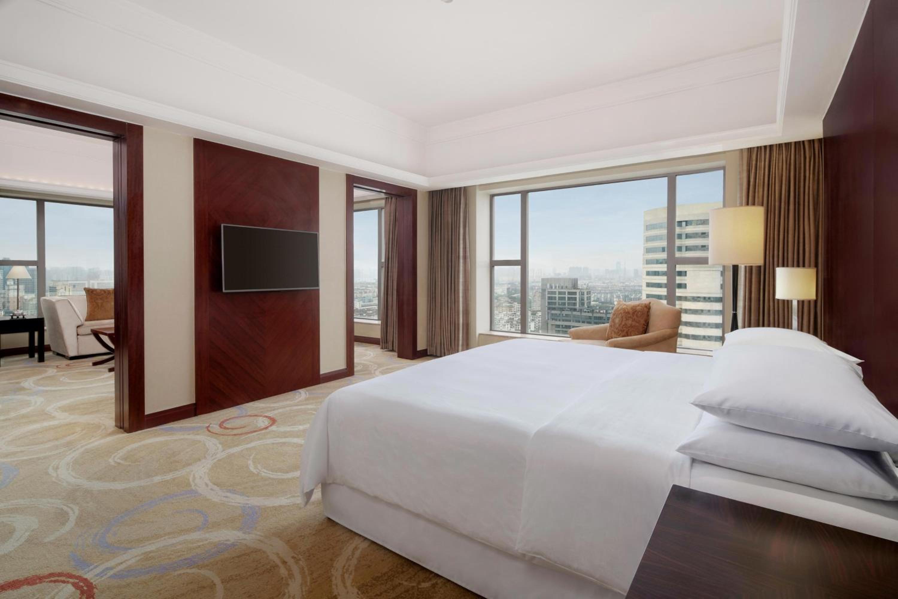 Deluxe Suite, Club level, 1 Bedroom Larger Suite, 1 King - Photo 1