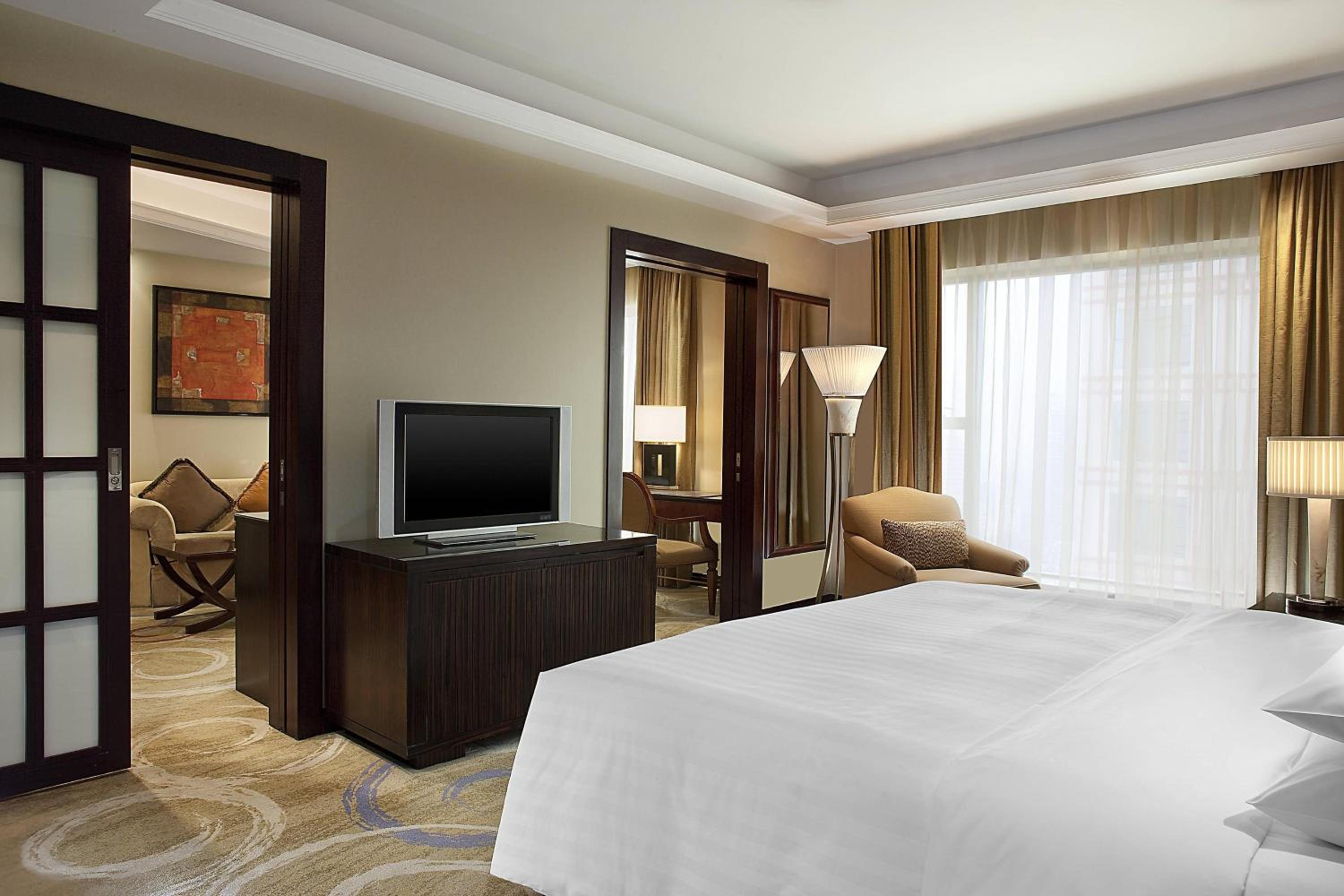 Junior Suite, Club level, 1 Bedroom Junior Suite, 1 King - Photo 7