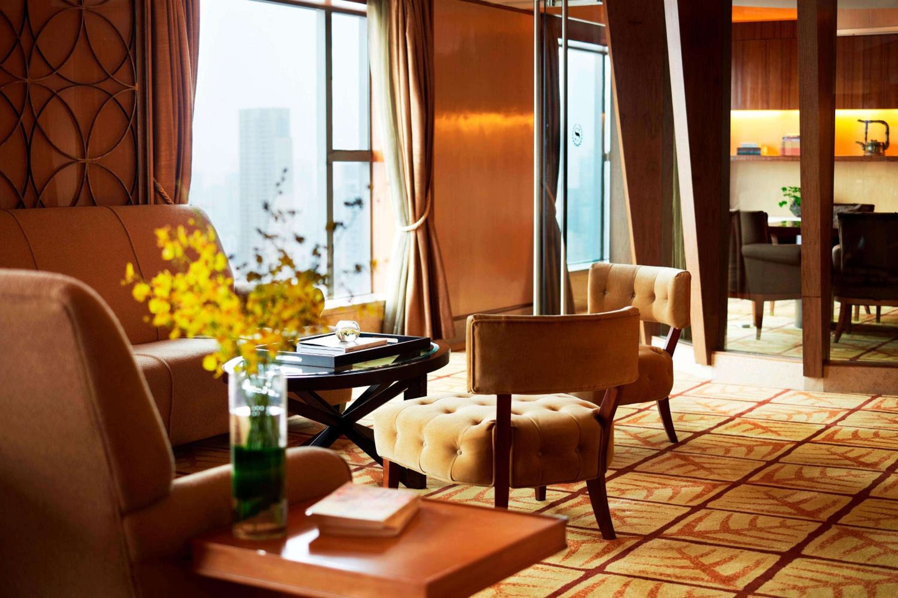 Executive Deluxe Room, Club level, Larger Guest room, 1 King - Photo 6