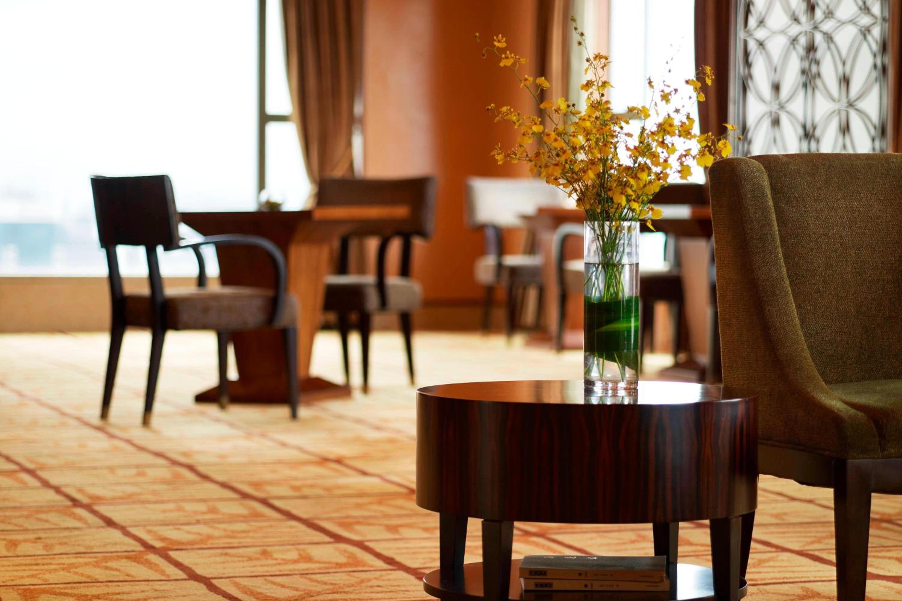 Executive Deluxe Room, Club level, Larger Guest room, 1 King - Photo 3