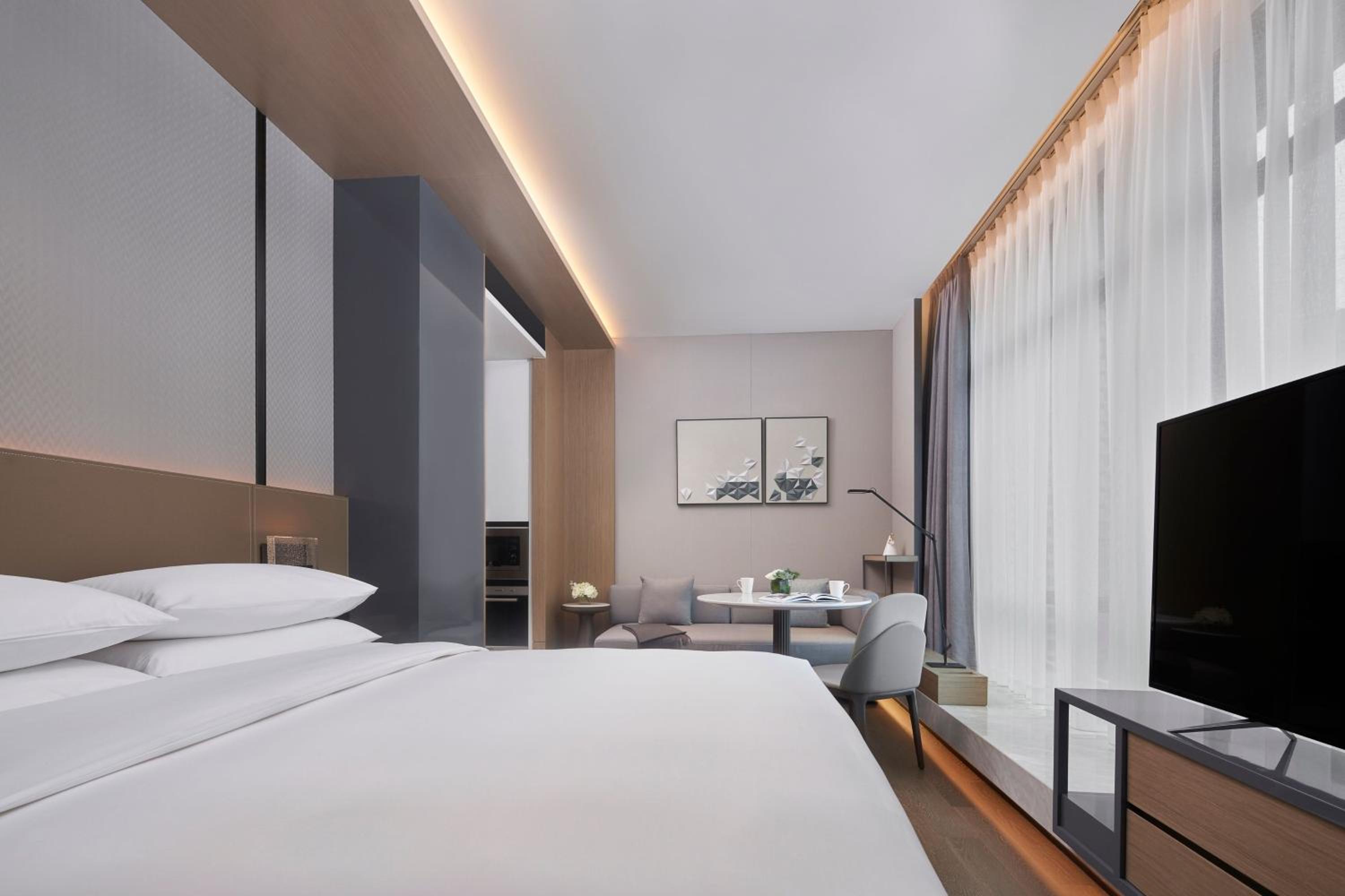 King Studio Apartment with City View - Photo 4