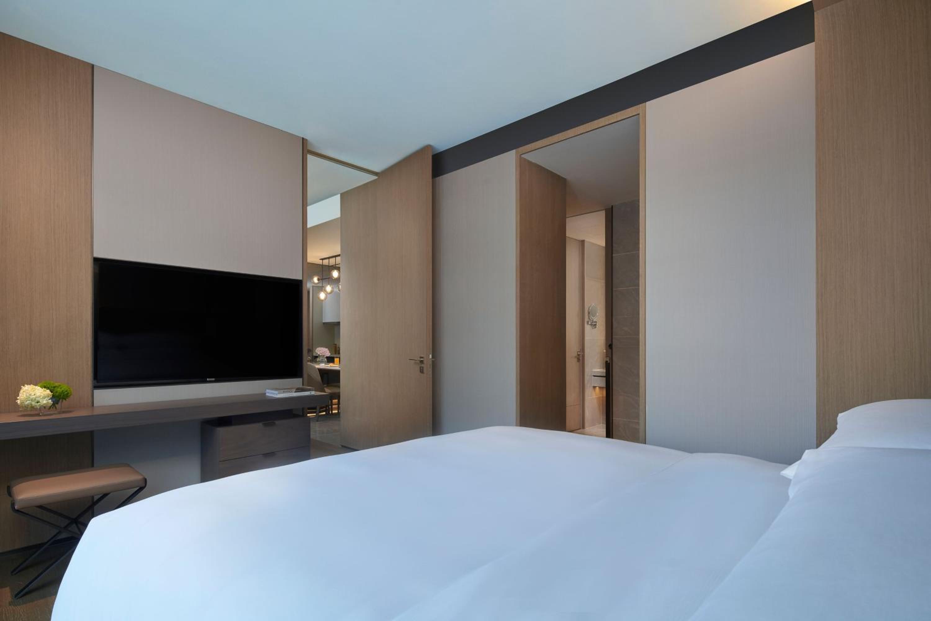 One-Bedroom King Suite with Lake View - Photo 4