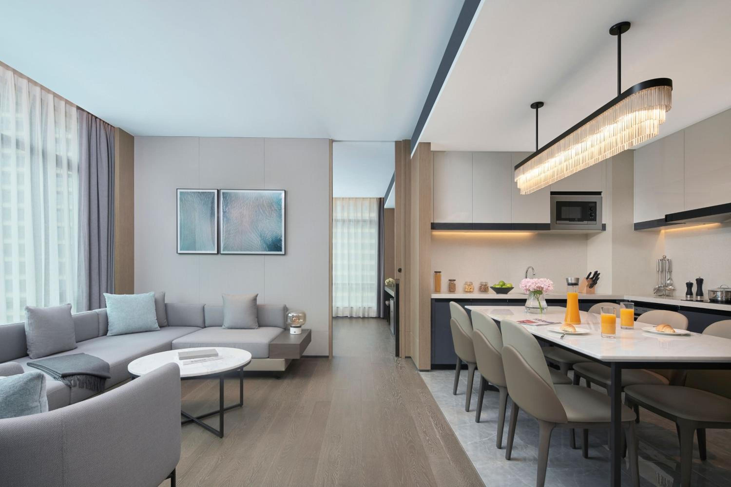 2 Bedroom Suite, Bedroom 1: 1 King, Bedroom 2: 2 Double - Photo 4