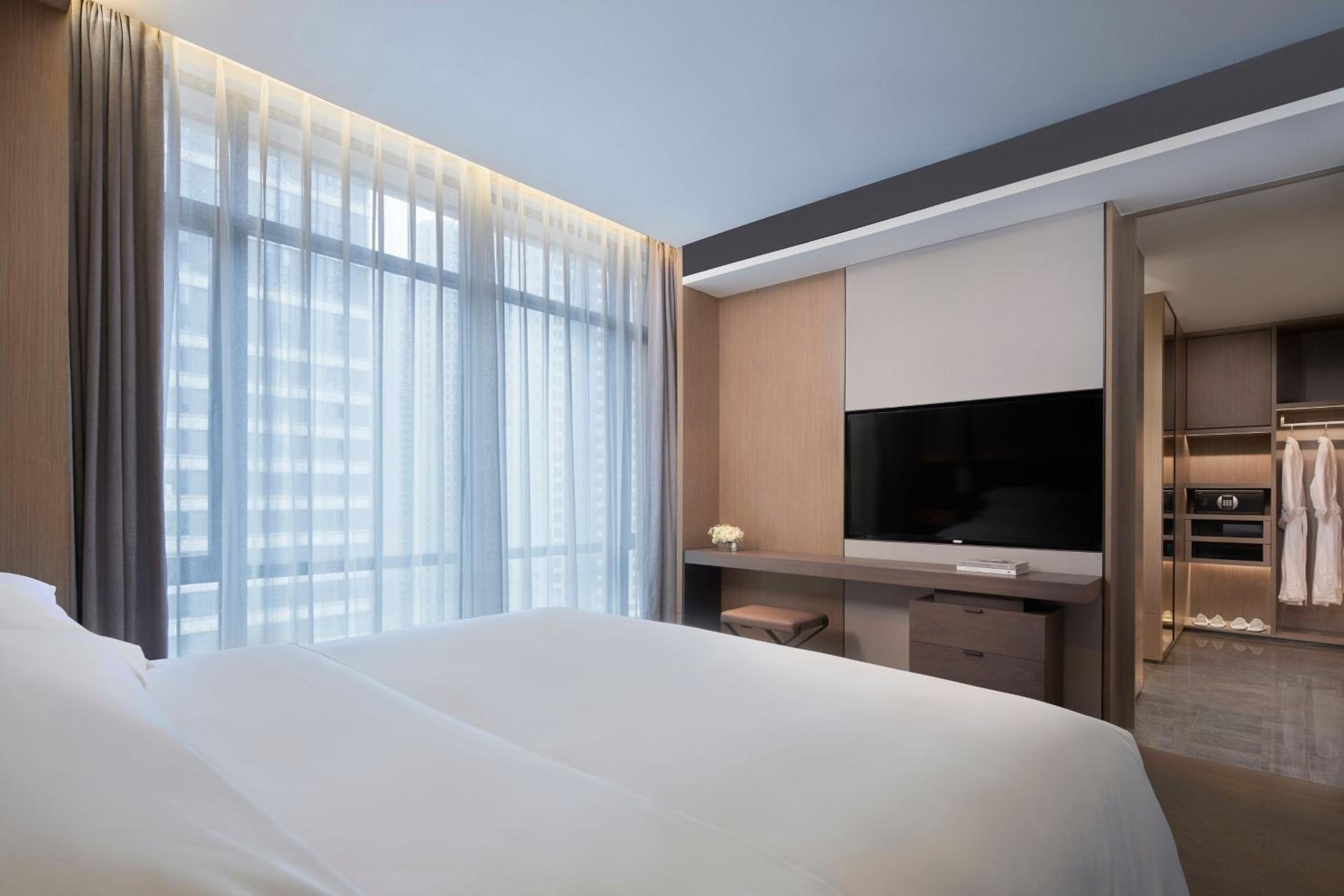 2 Bedroom Suite, Bedroom 1: 1 King, Bedroom 2: 2 Double - Photo 5