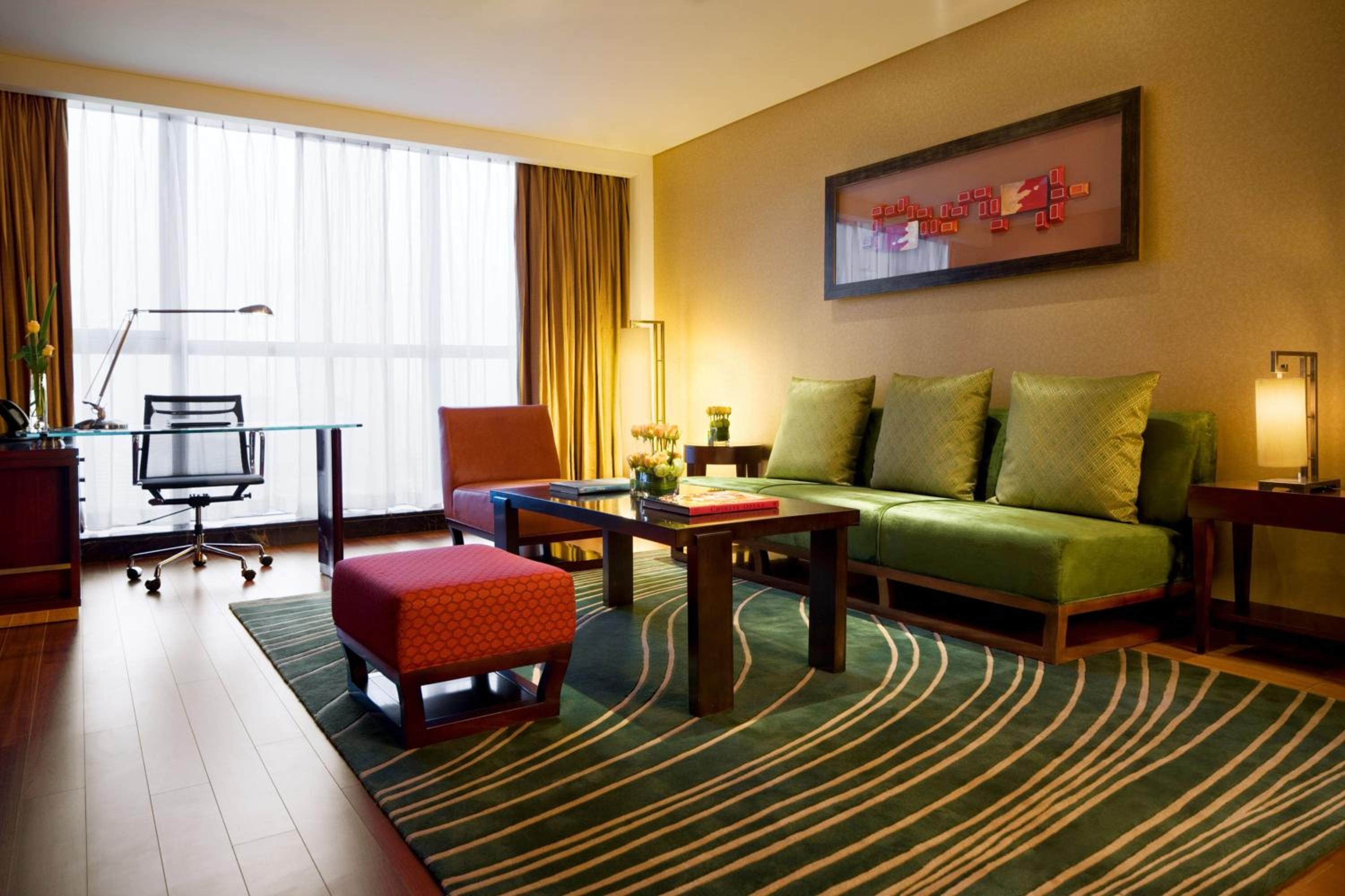 Executive Suite, Executive lounge access, 1 King, City view - Photo 3