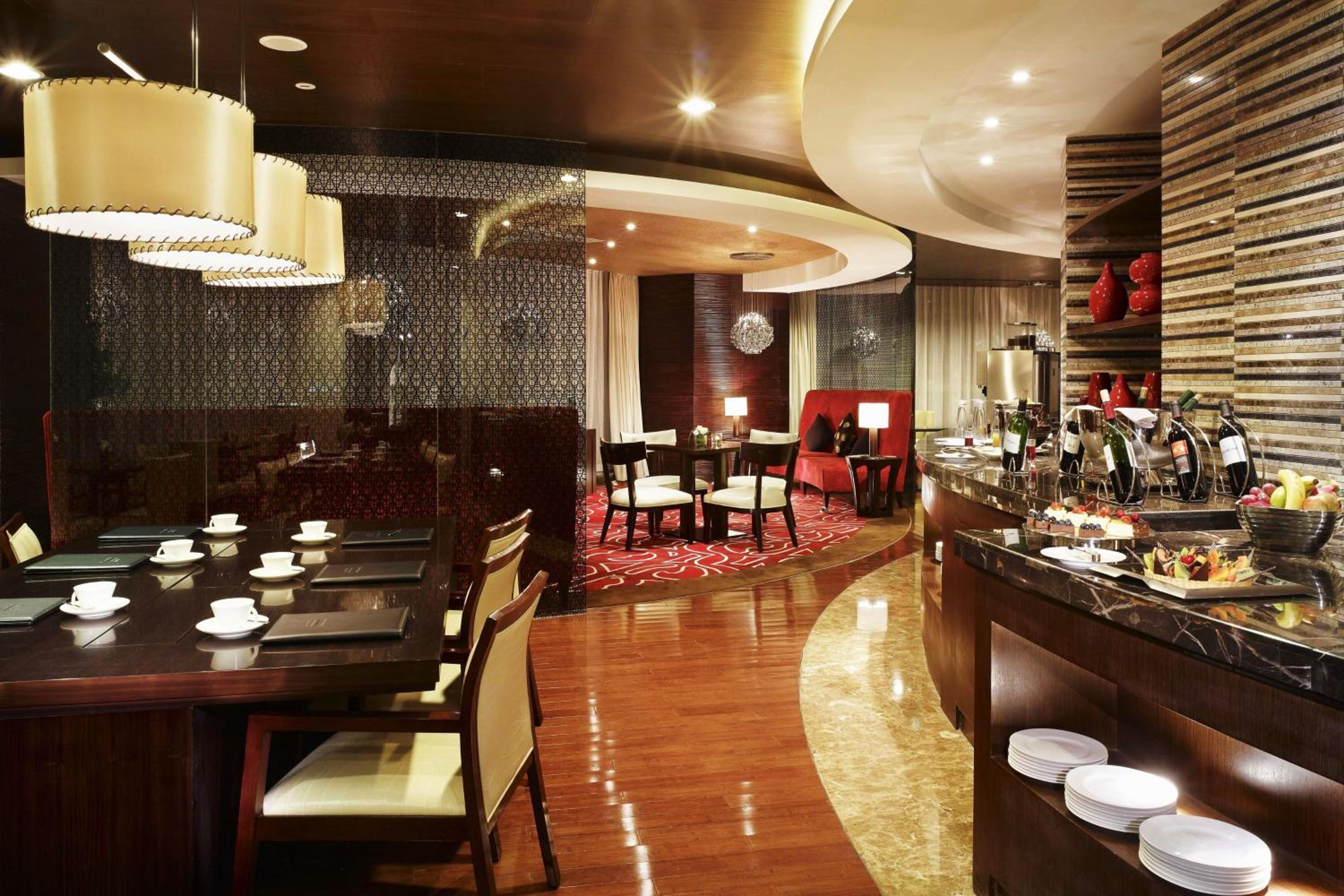 Executive Suite, Executive lounge access, 1 King, City view - Photo 7