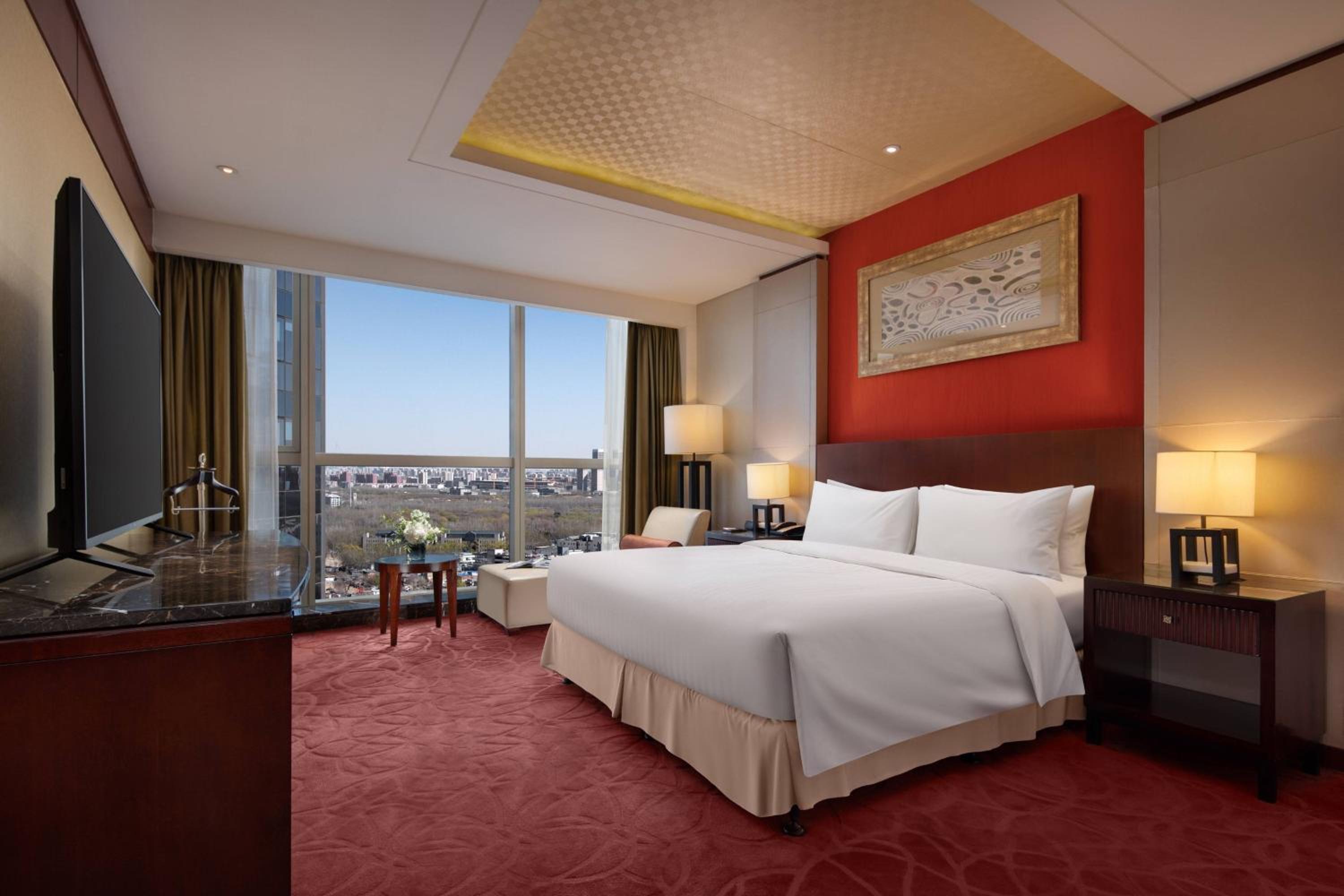Executive Suite, Executive lounge access, 1 King, City view - Photo 1