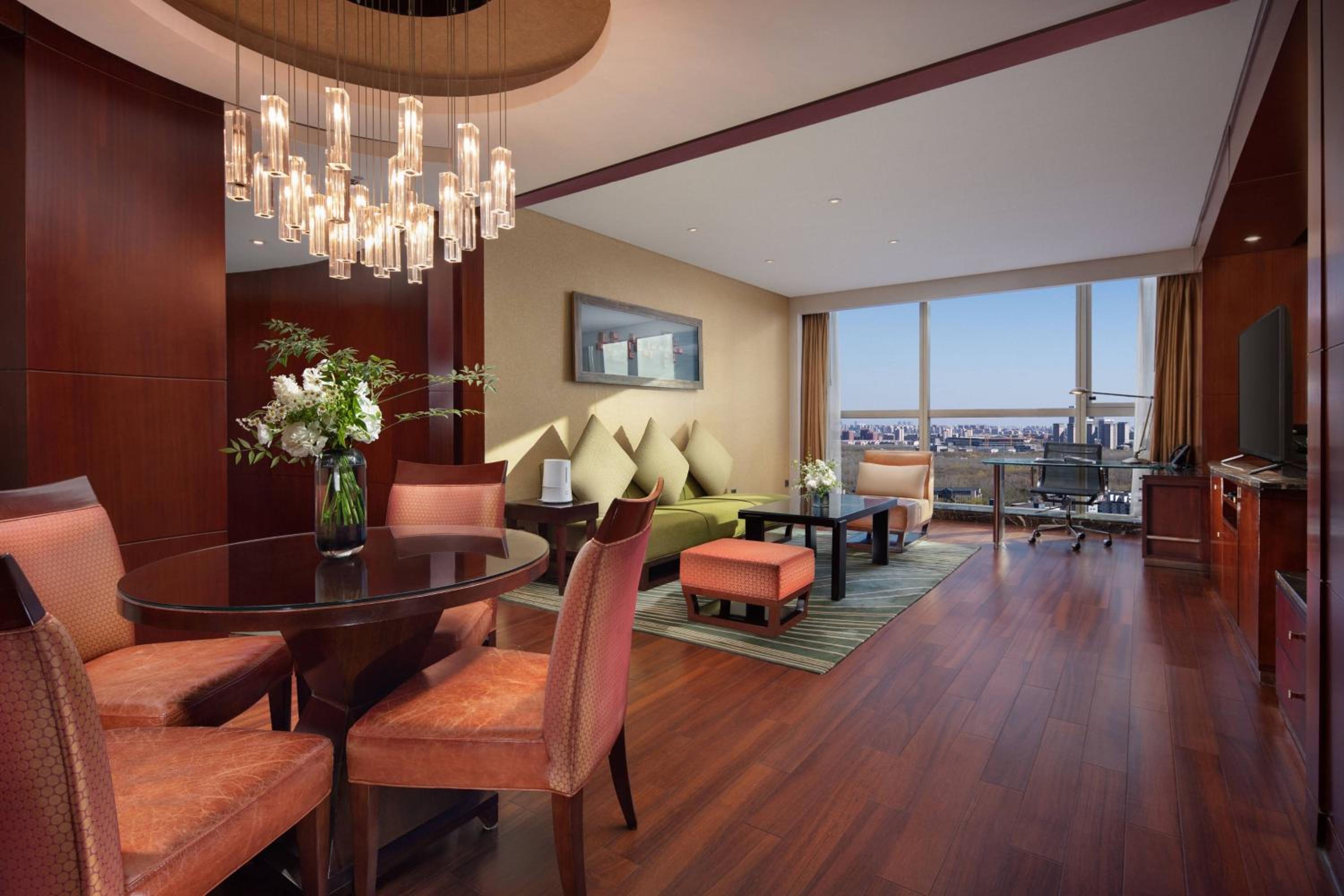 Executive Suite, Executive lounge access, 1 King, City view - Photo 4