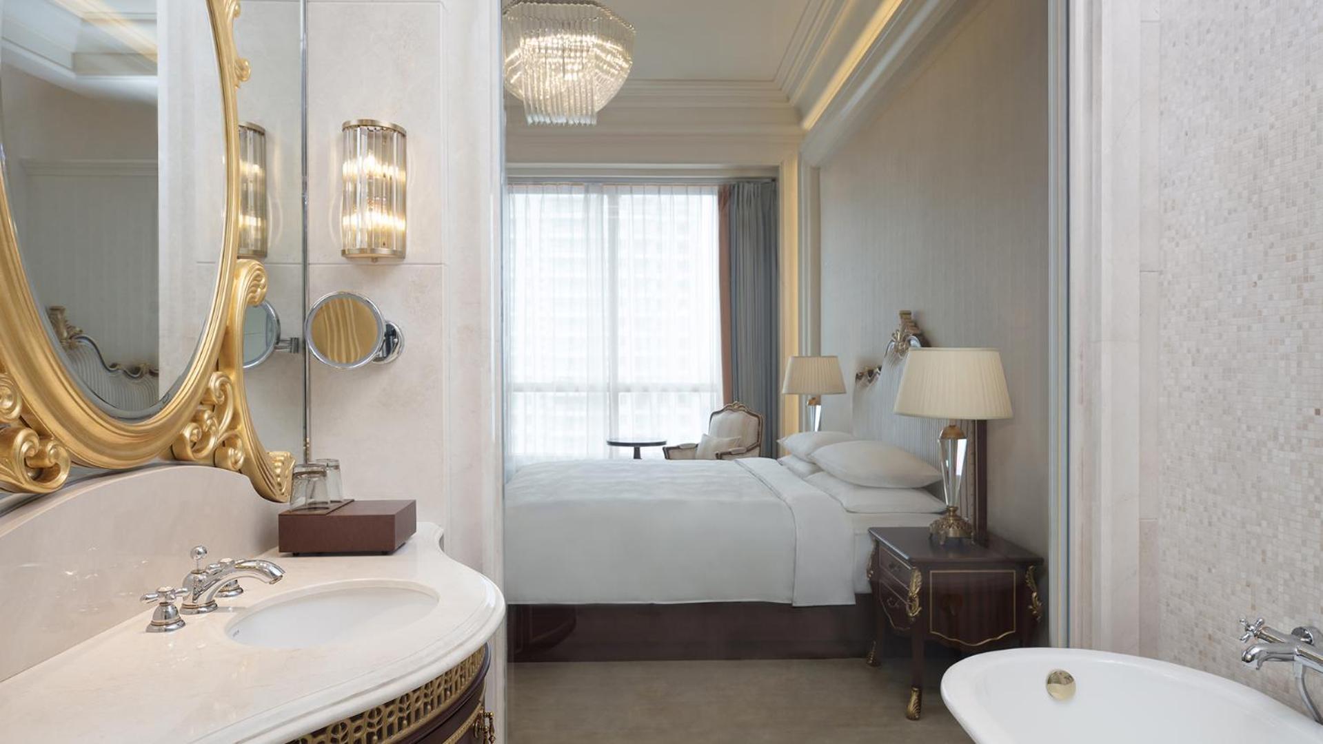 Club King Room