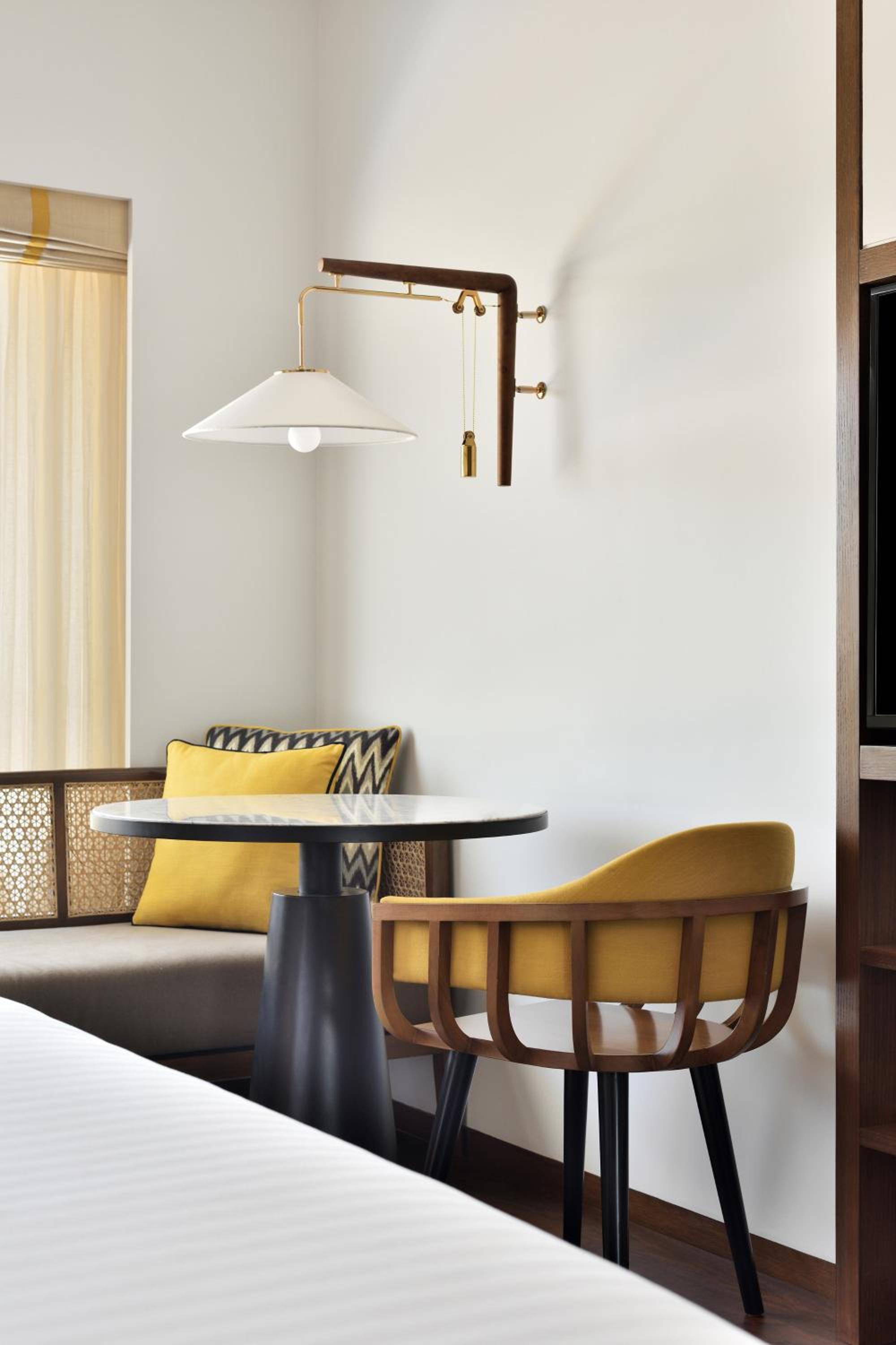Executive King Room, Guest Room, Complimentary Airport Transfers, Access to Executive Lounge and Tea Tales with Lila from 5pm to 6pm.2 Way Airport Transfers Enjoy complimentary cocktails for 2 hours with our Happy Hour offer
