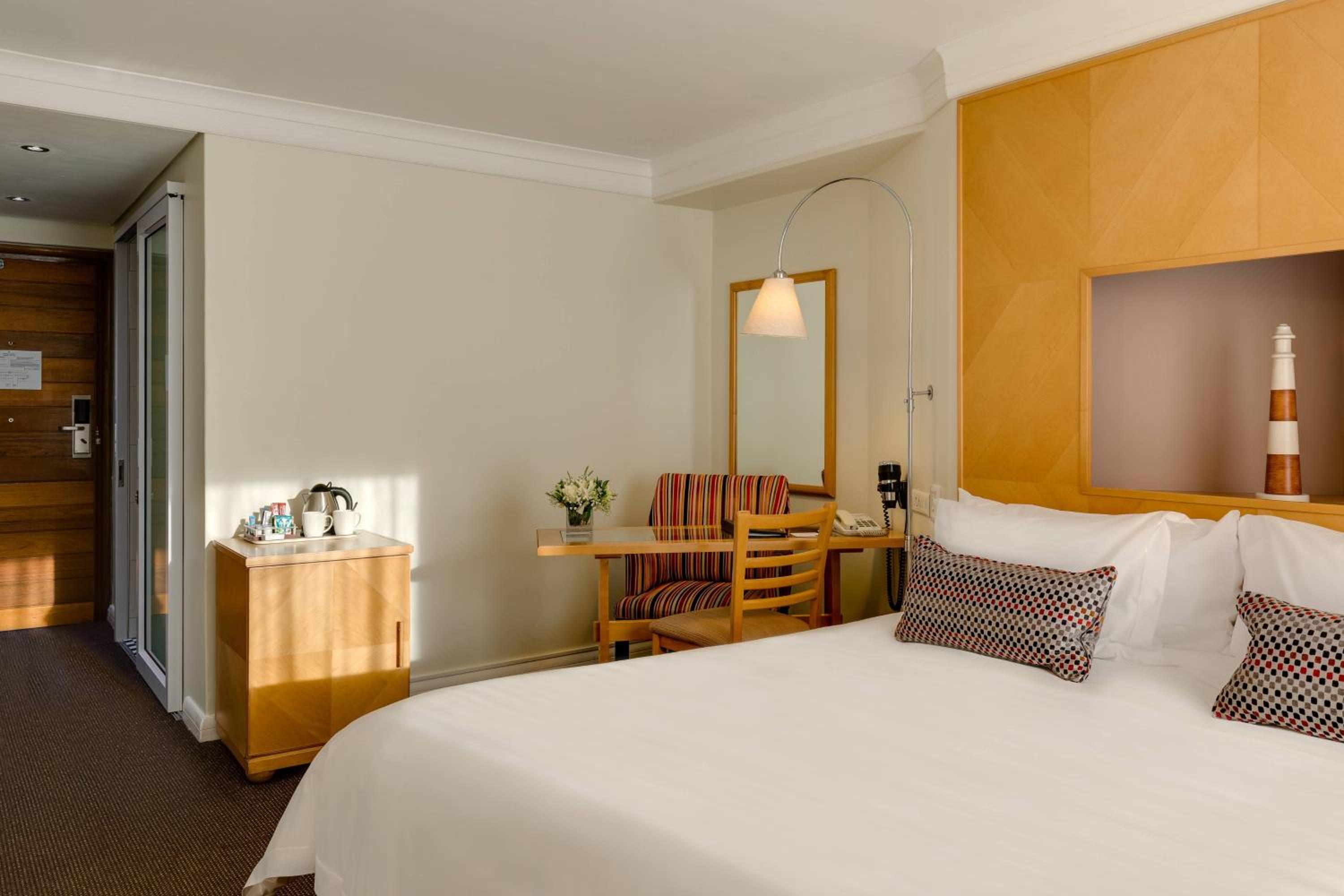 Guest room, 1 King, Poolside view - Photo 2