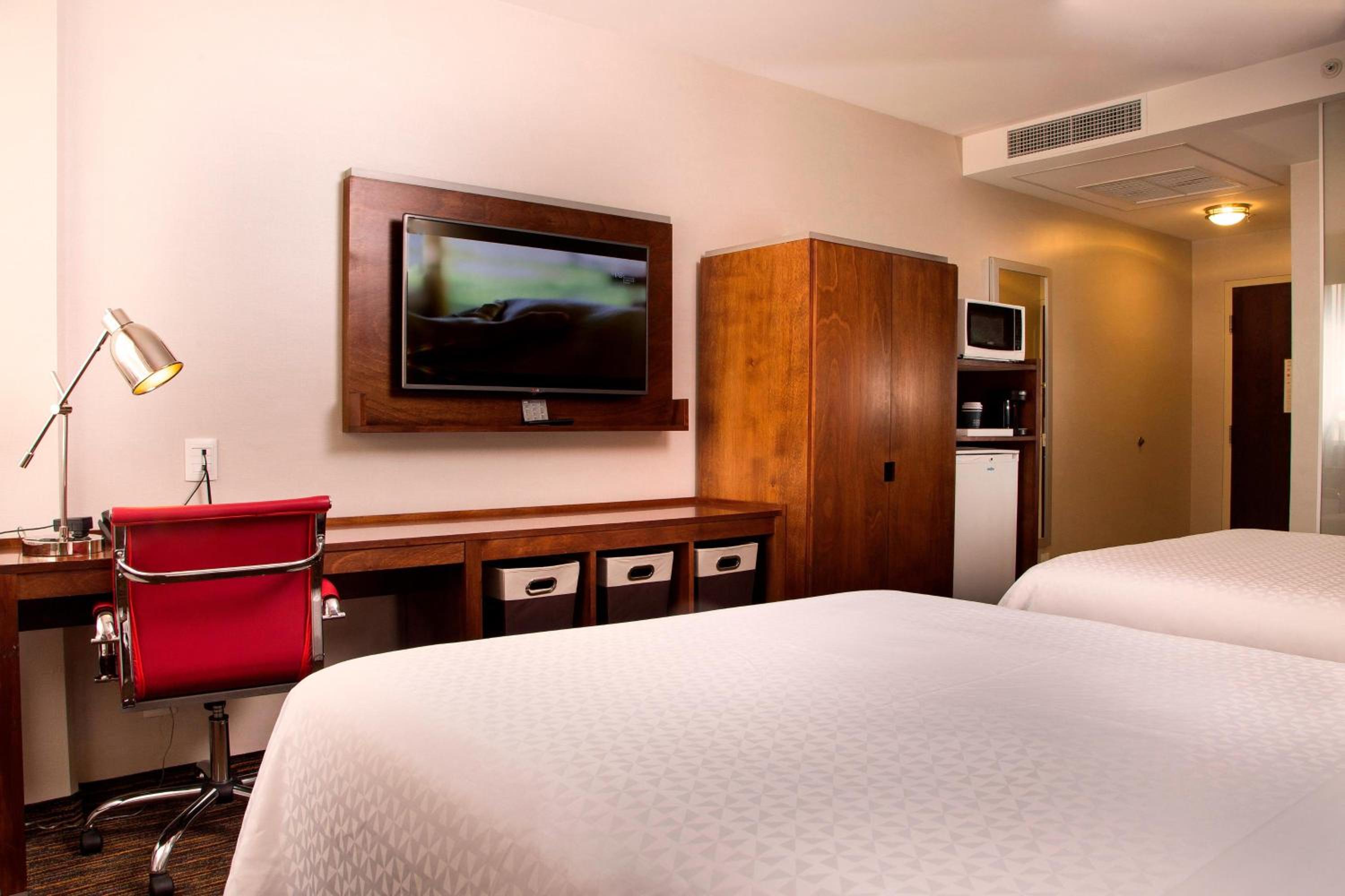 Queen Room with Two Queen Beds, photo 7