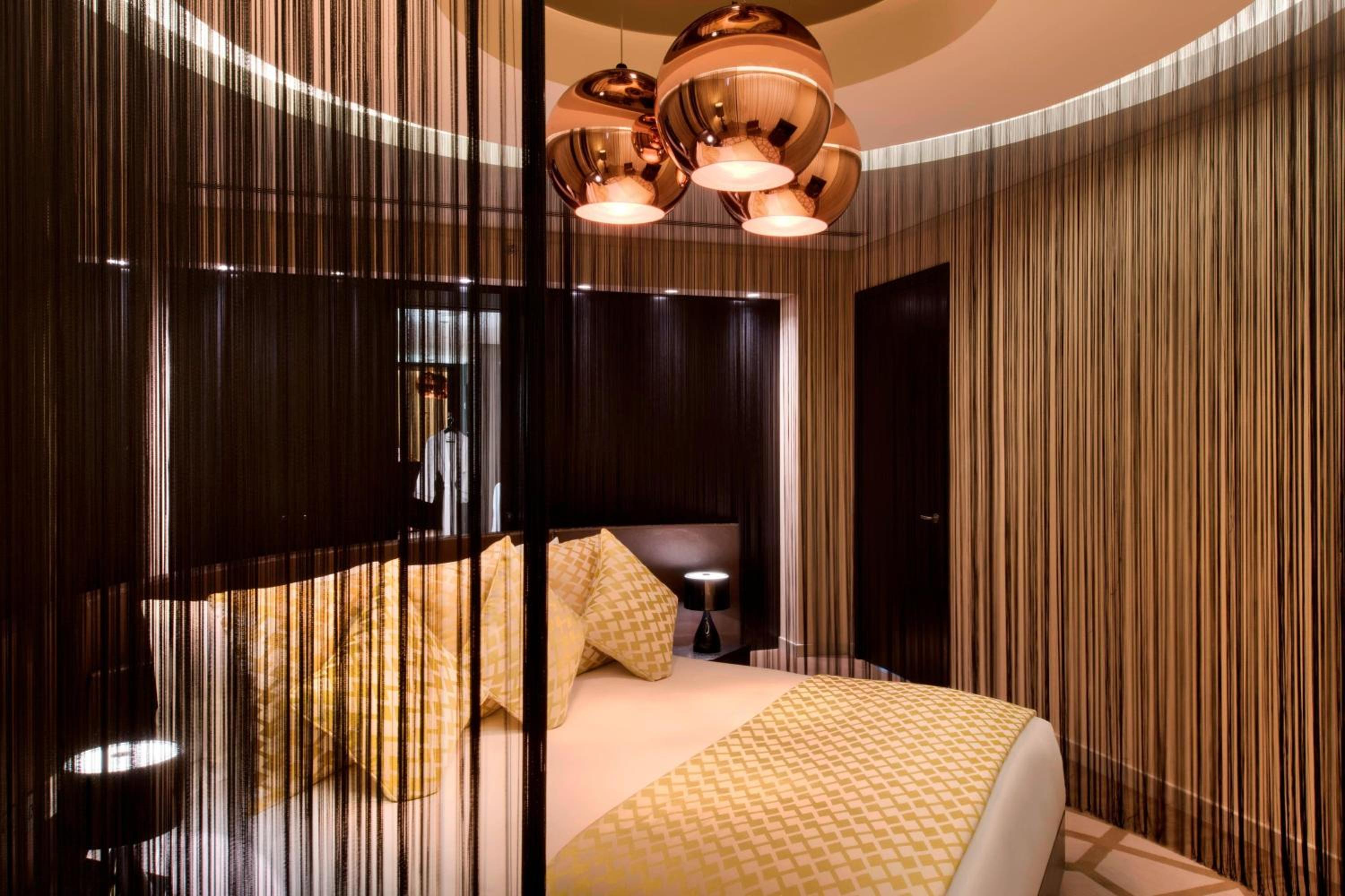 W One-Bedroom Executive King Suite with City View - Photo 3