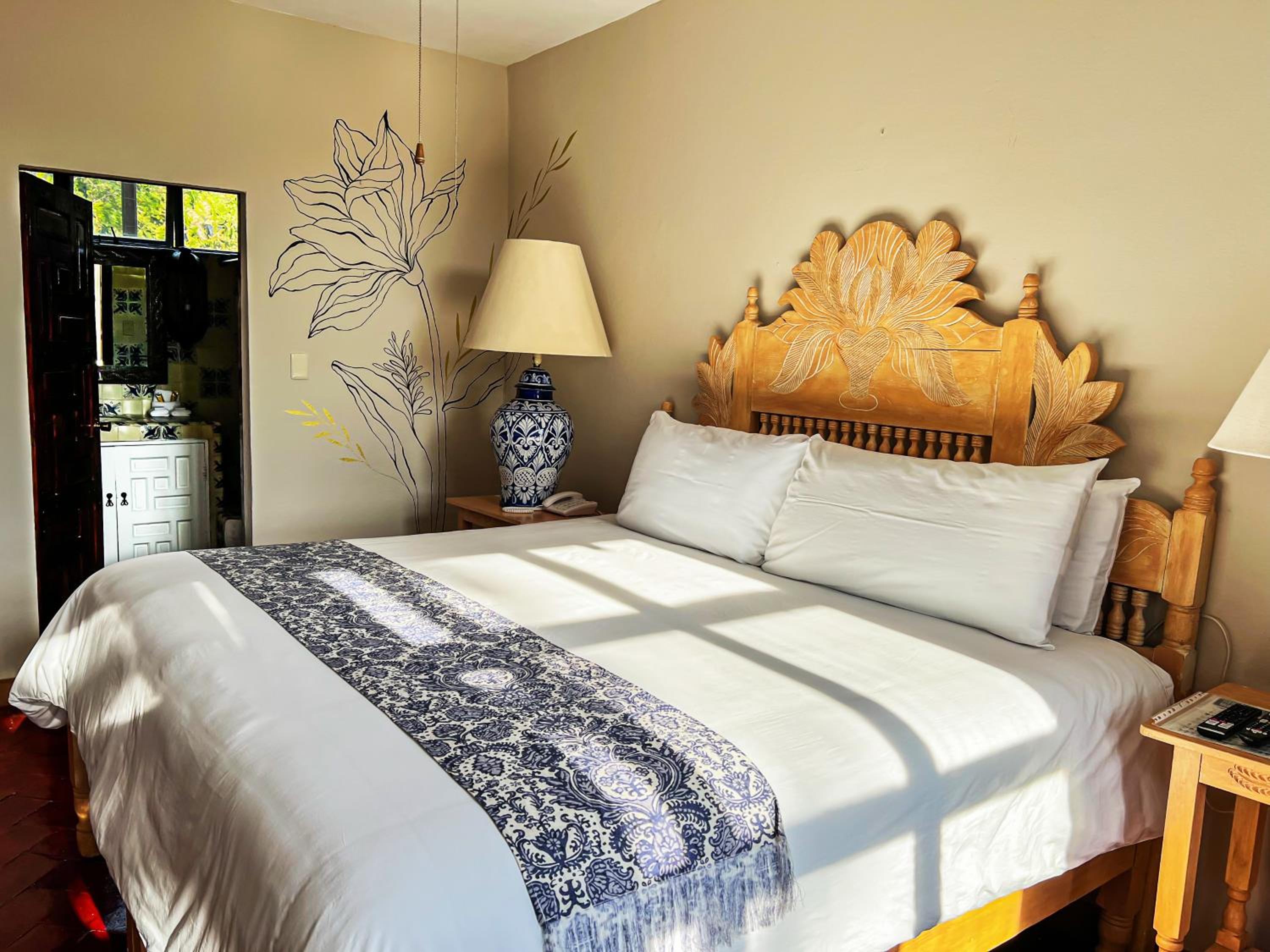 Standard King Room - Photo 10