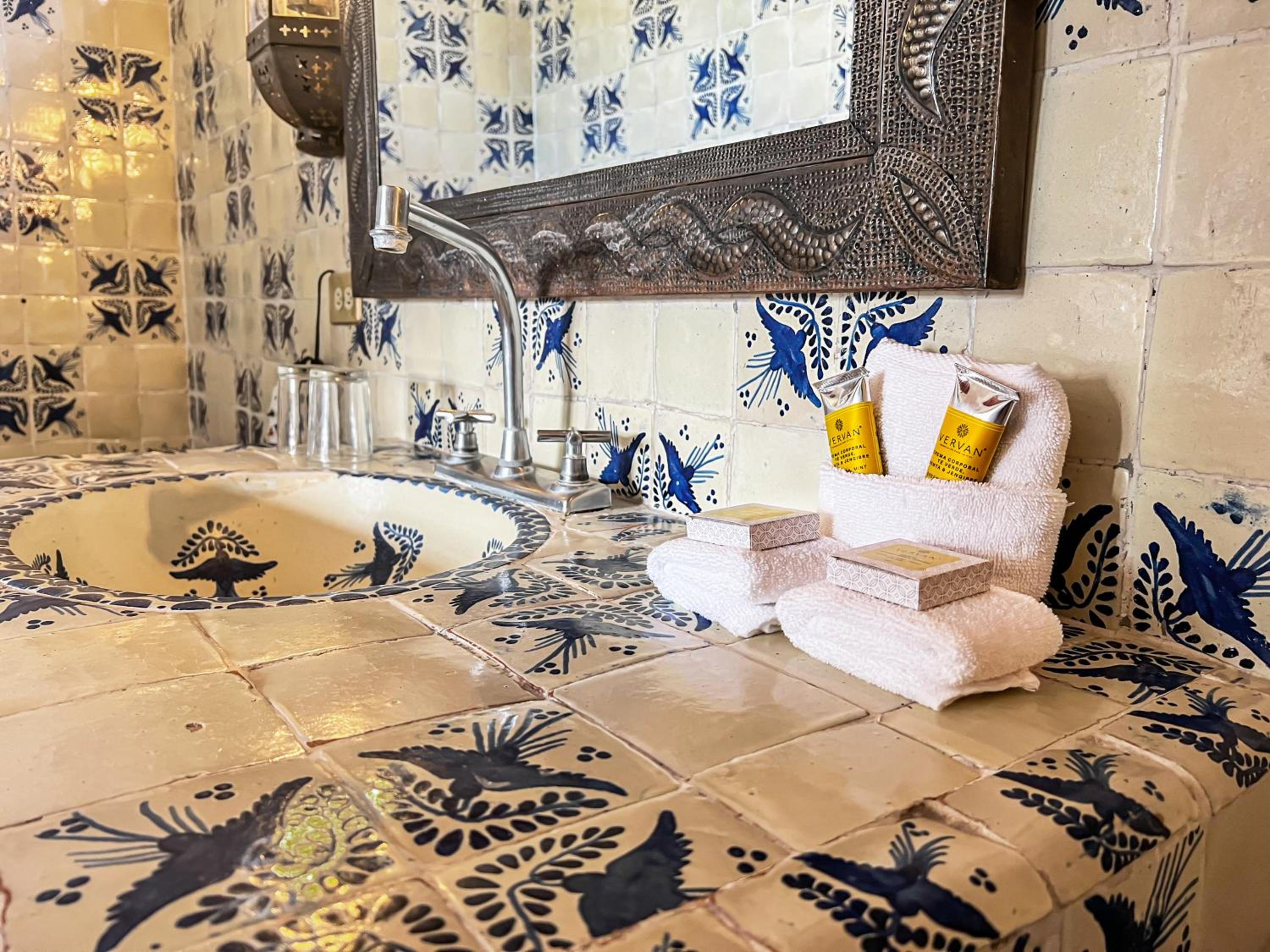 Standard King Room - Photo 11