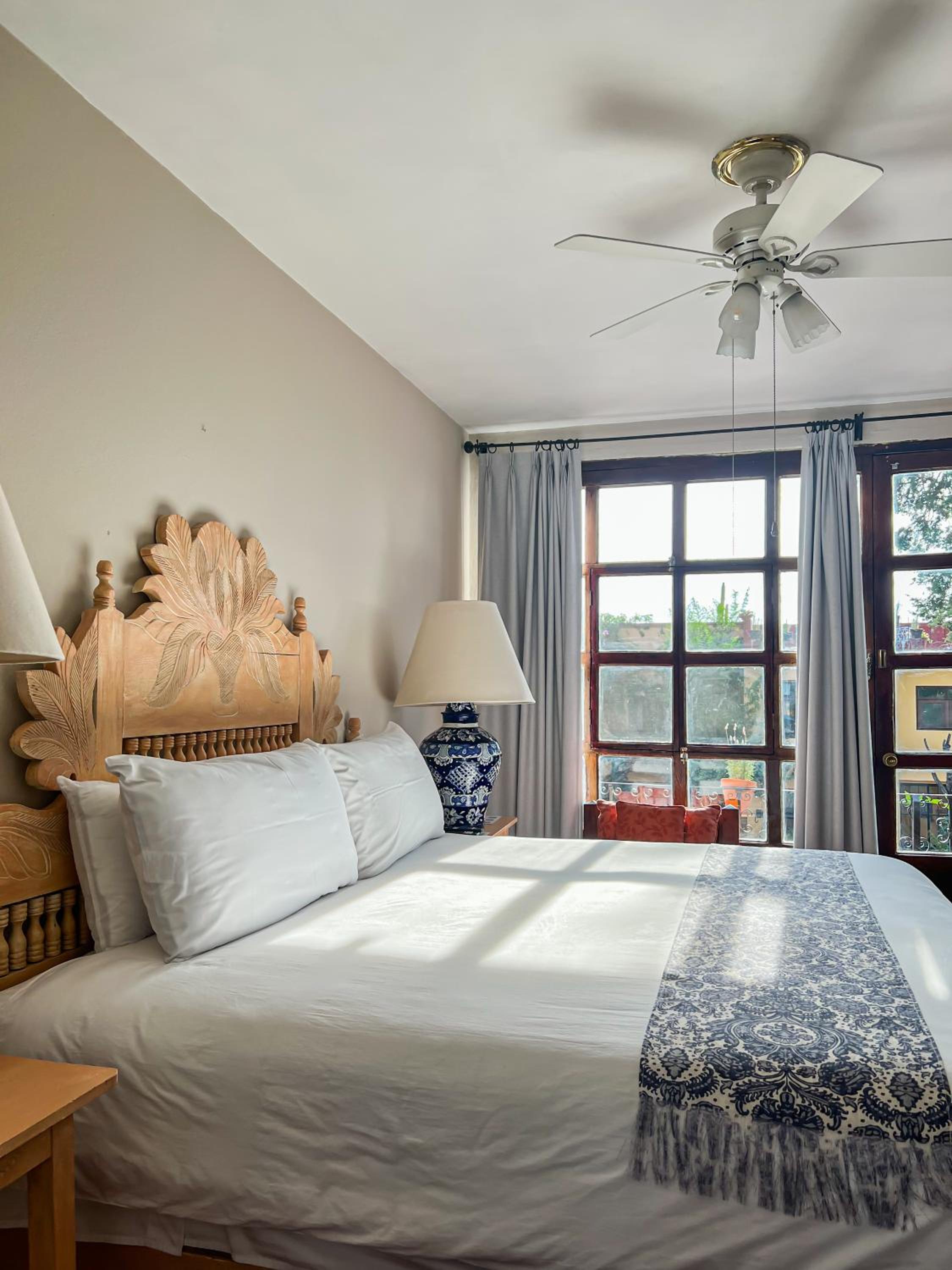 Standard King Room - Photo 12