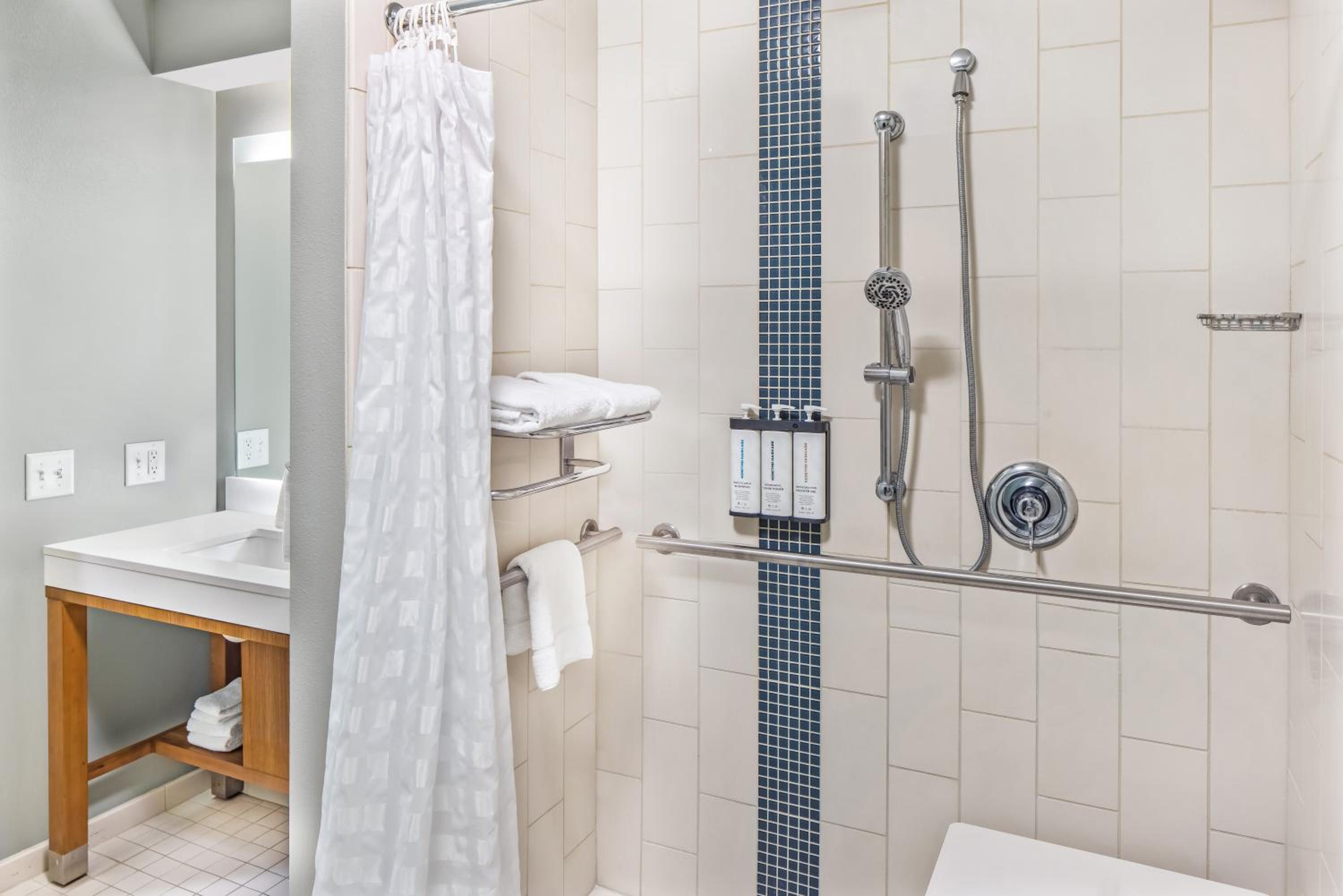King Room with Sofa Bed, Roll-In Shower and City View - Disability Access