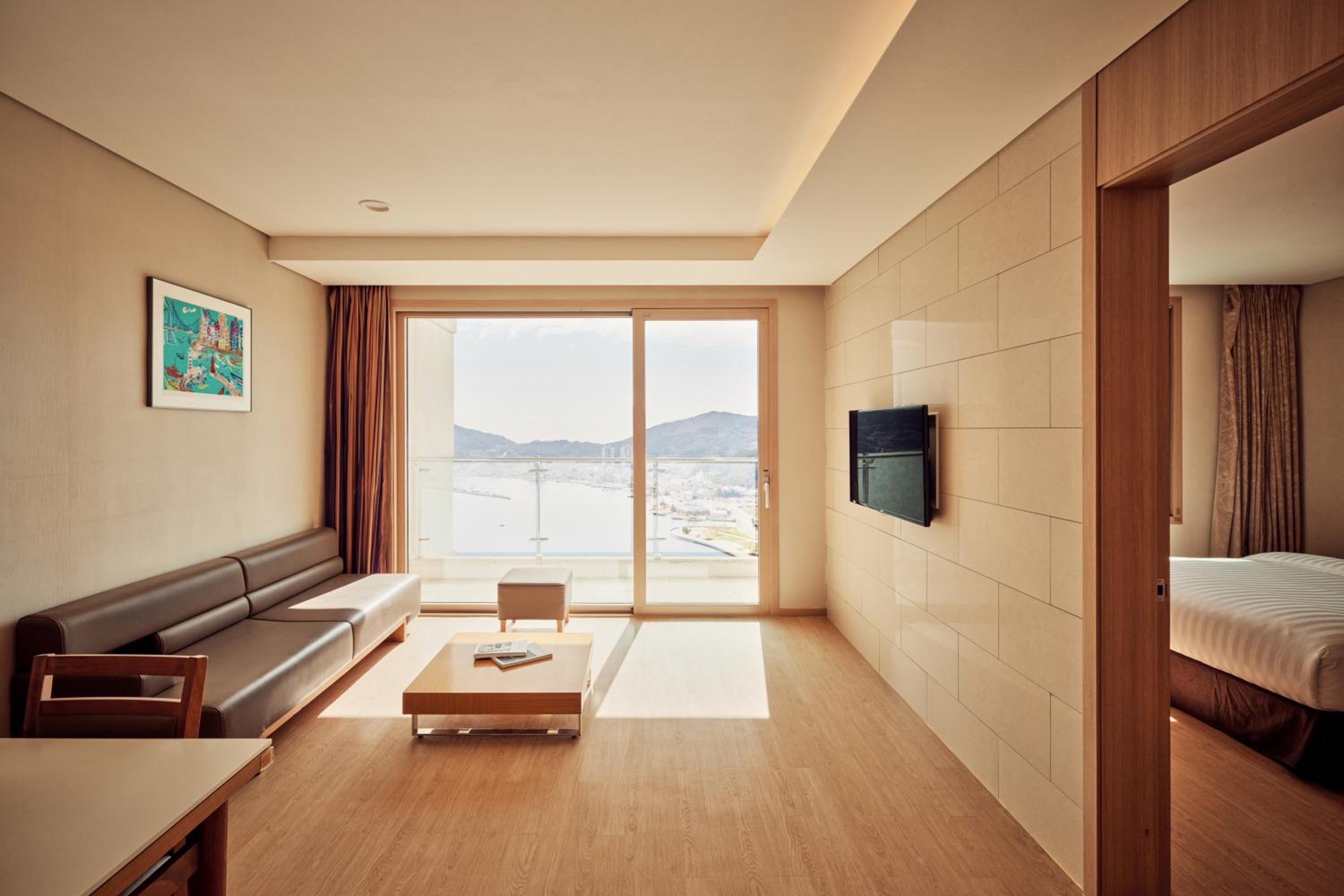 Suite -  Bed Type Randomly Assigned (Without Kitchenette, Panoramic View)