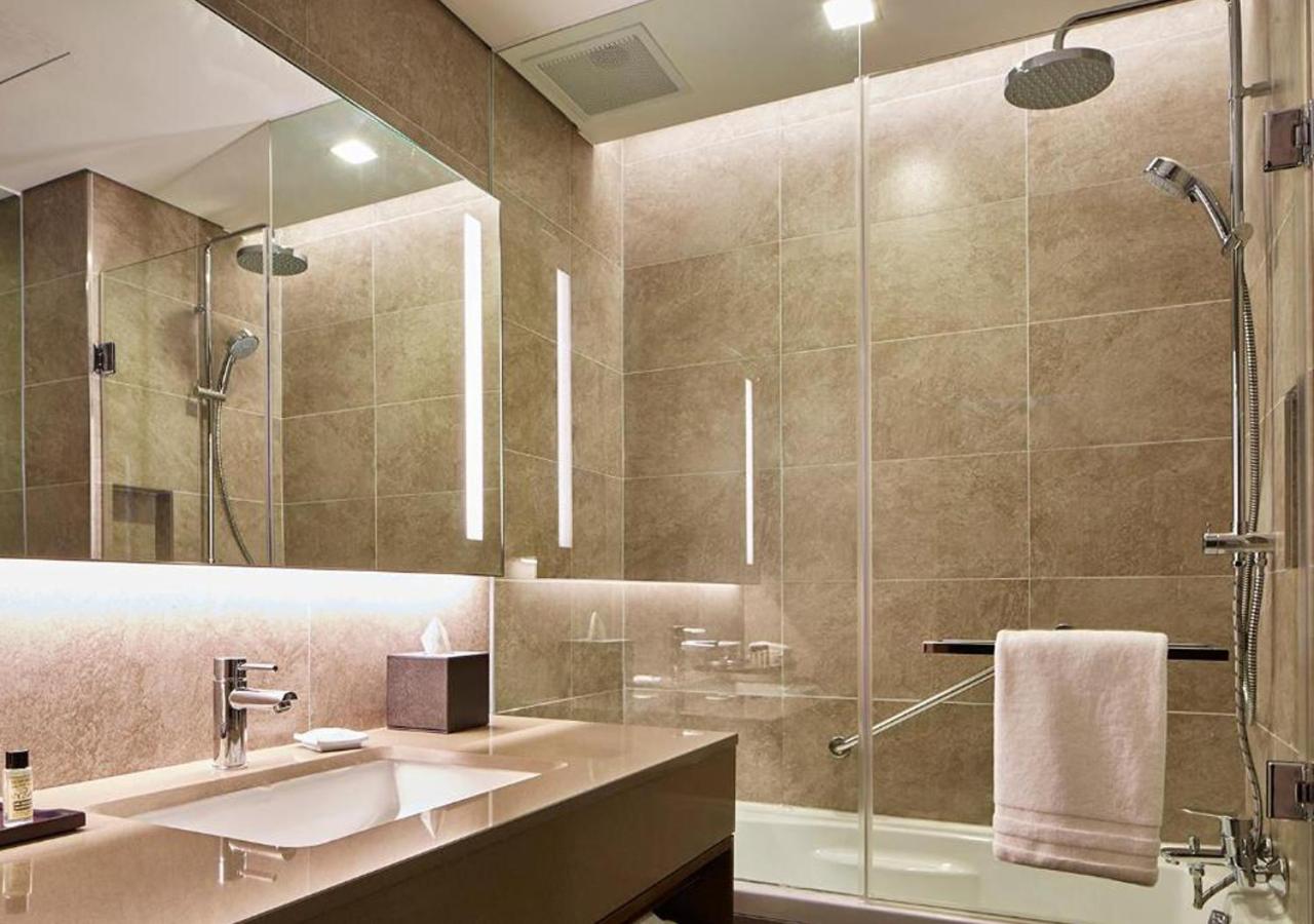 Deluxe King, Guest room, 1 King, High floor photo 2