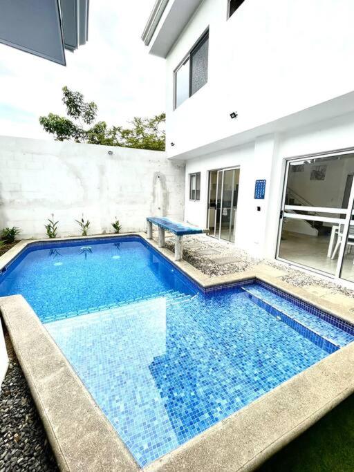 Three-Bedroom House photo 3