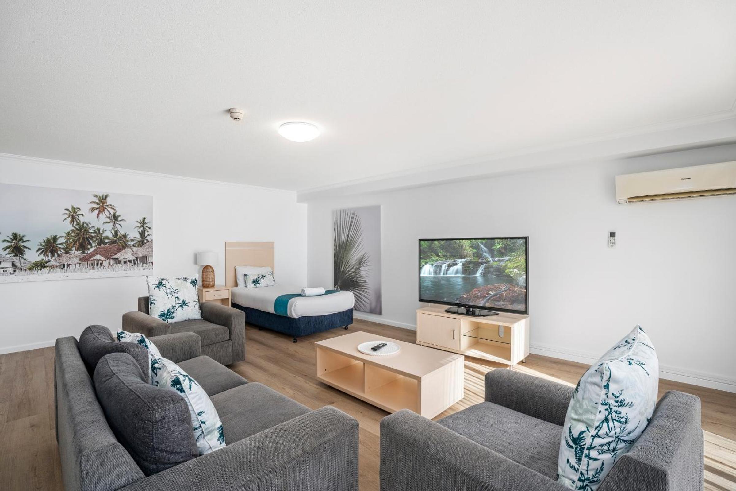 One-Bedroom Queen + Single photo 3