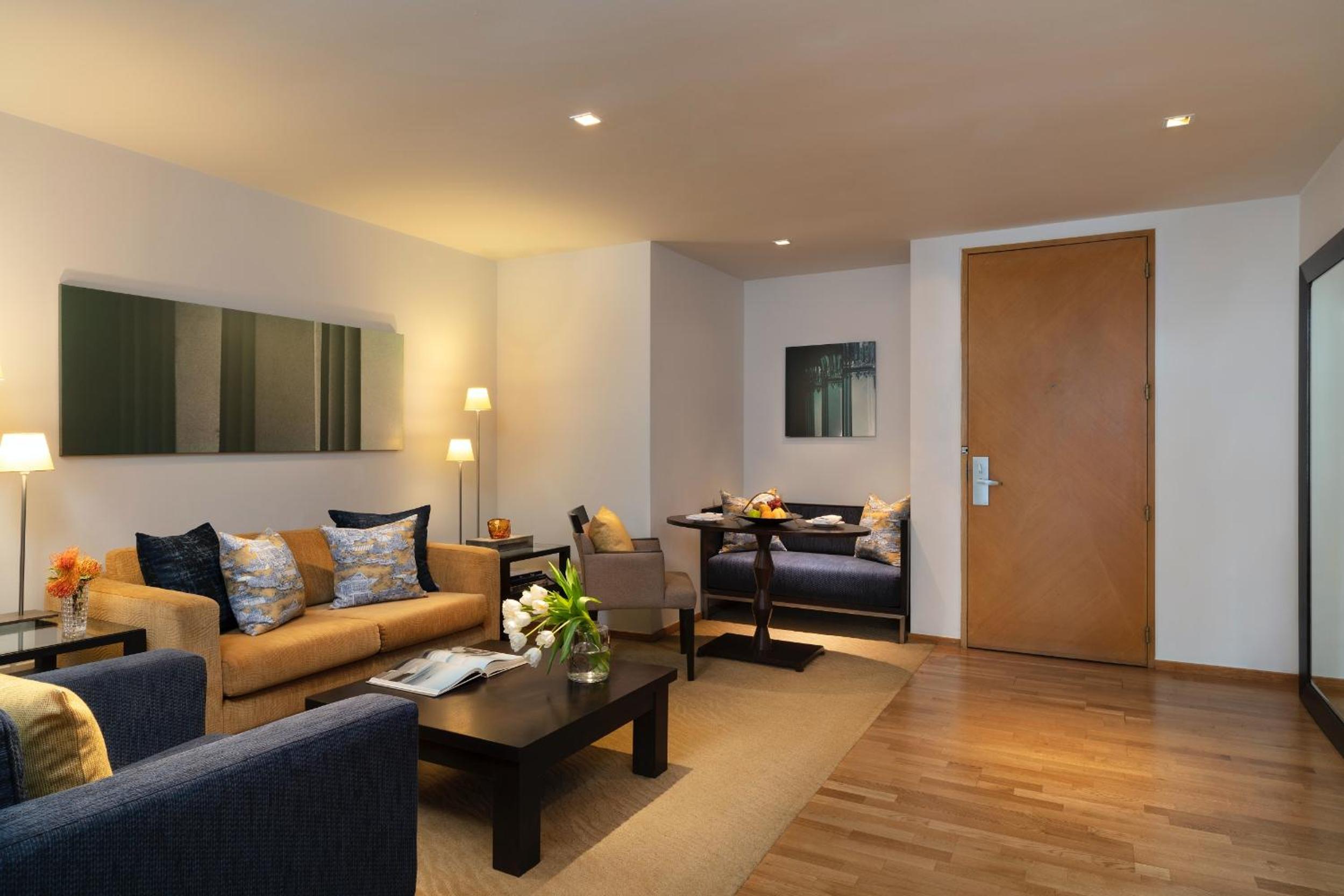 Tower Club Suite River View with Lounge thumbnail 6