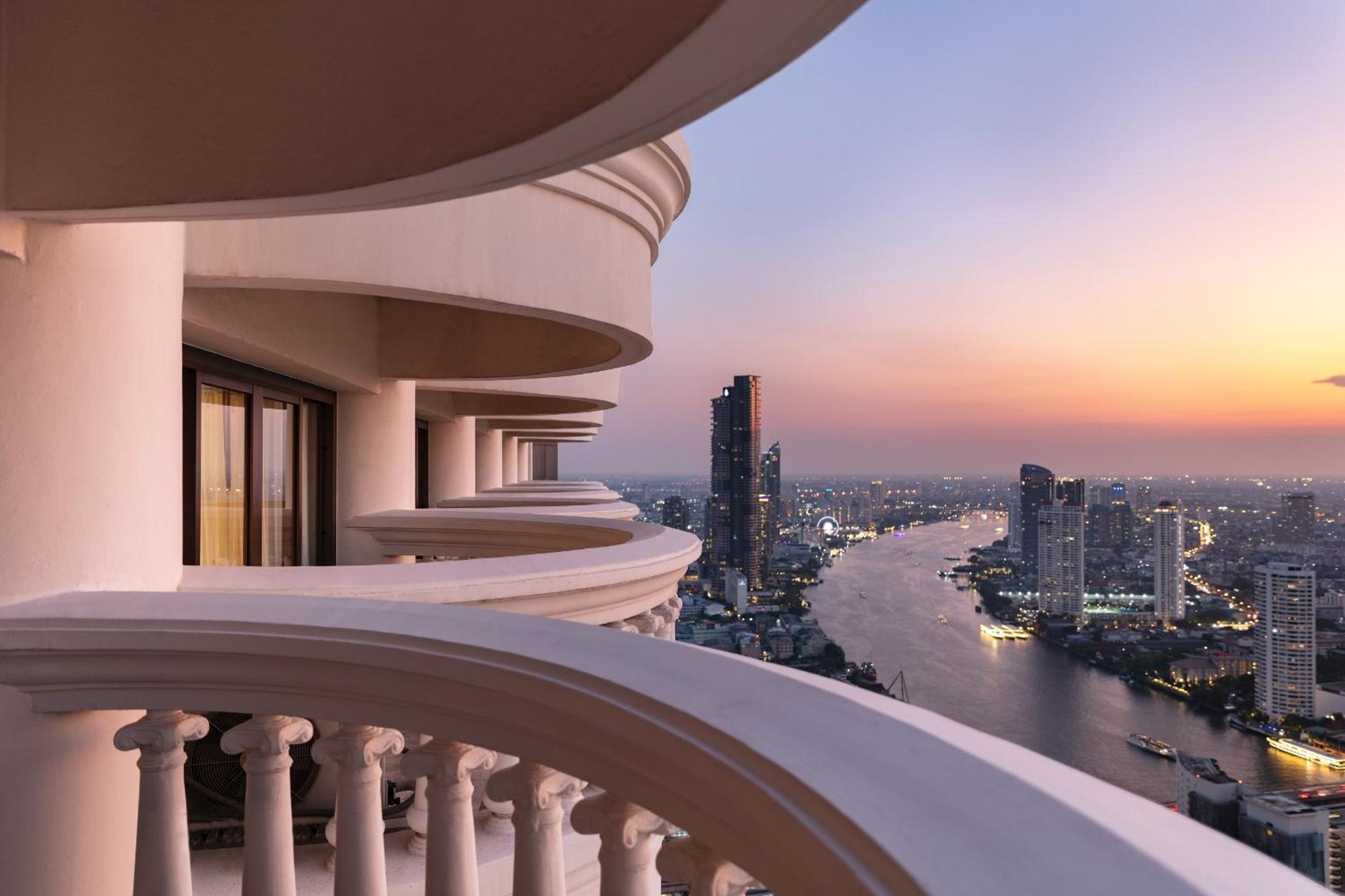 Tower Club Suite River View with Lounge