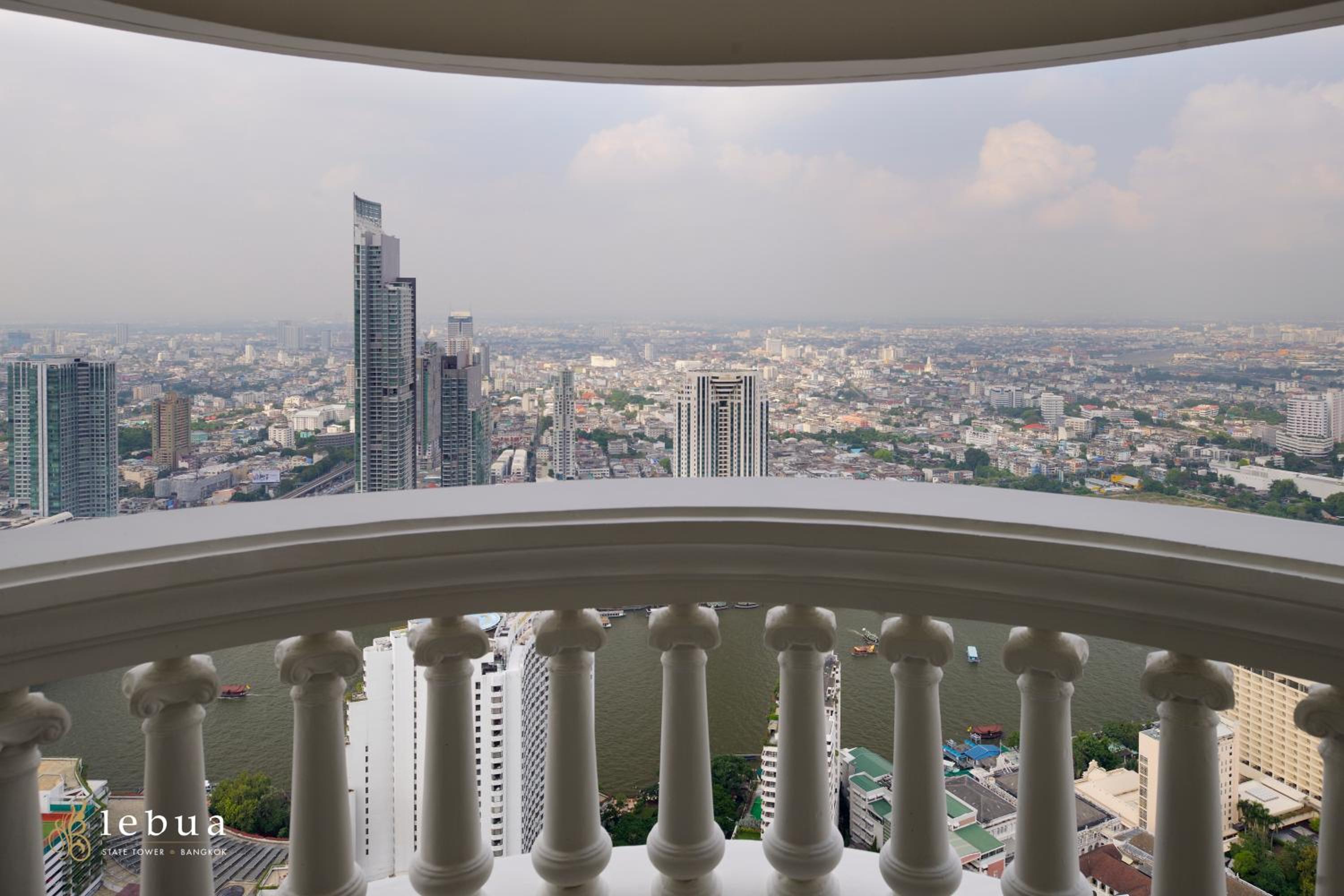 Tower Club Suite River View with Lounge
