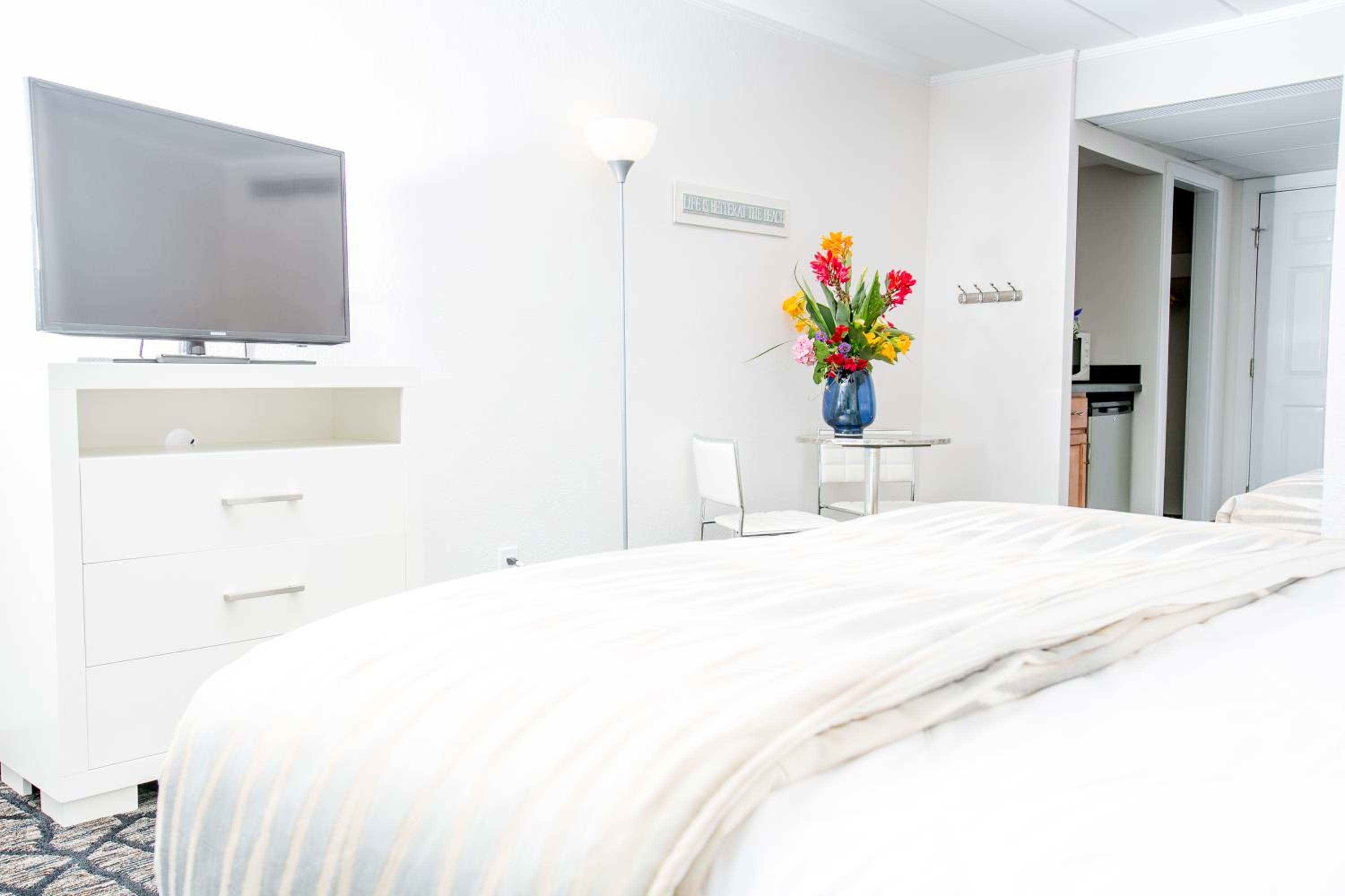 Kitchenette, Queen & Single Bed - C.M. Hotel Room (E-1) photo 3