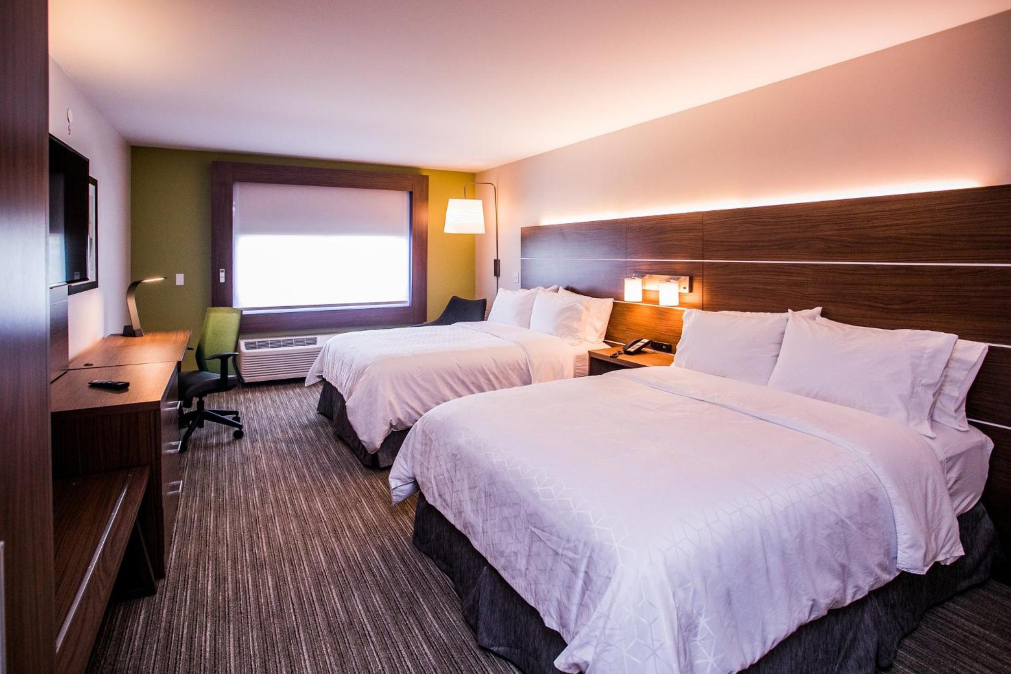 Standard Queen Room with Two Queen Beds - Photo 2