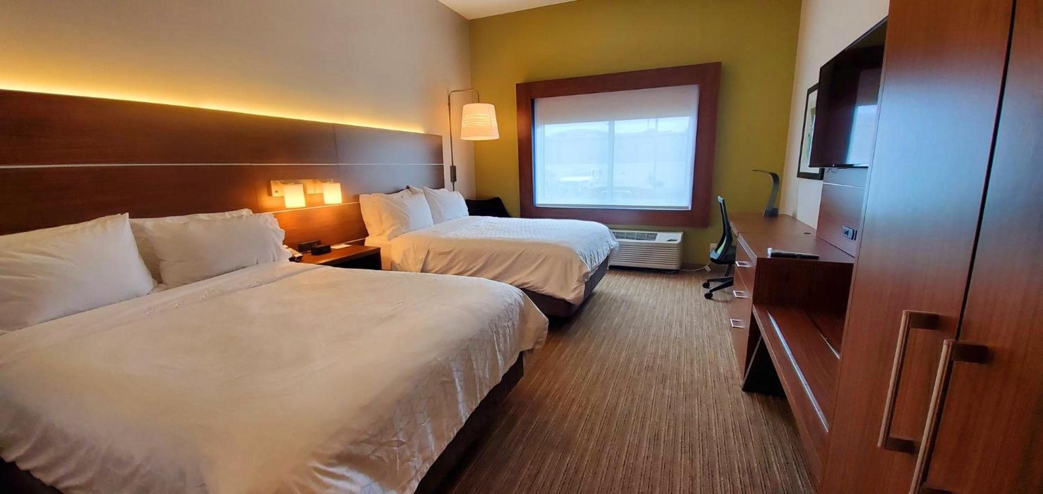 Standard Queen Room with Two Queen Beds - Photo 6