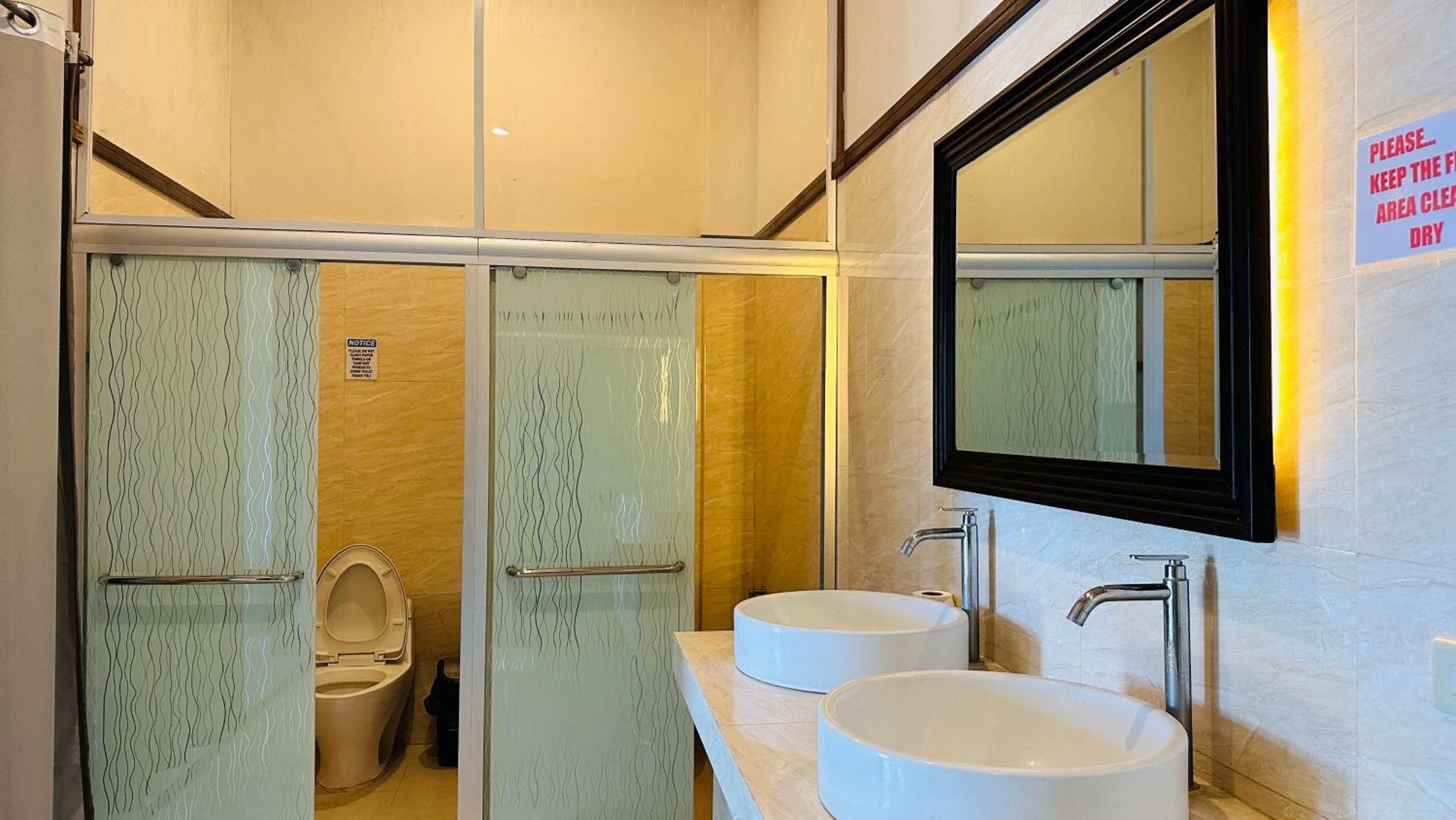 8-Bed Mixed Dormitory Room photo 2