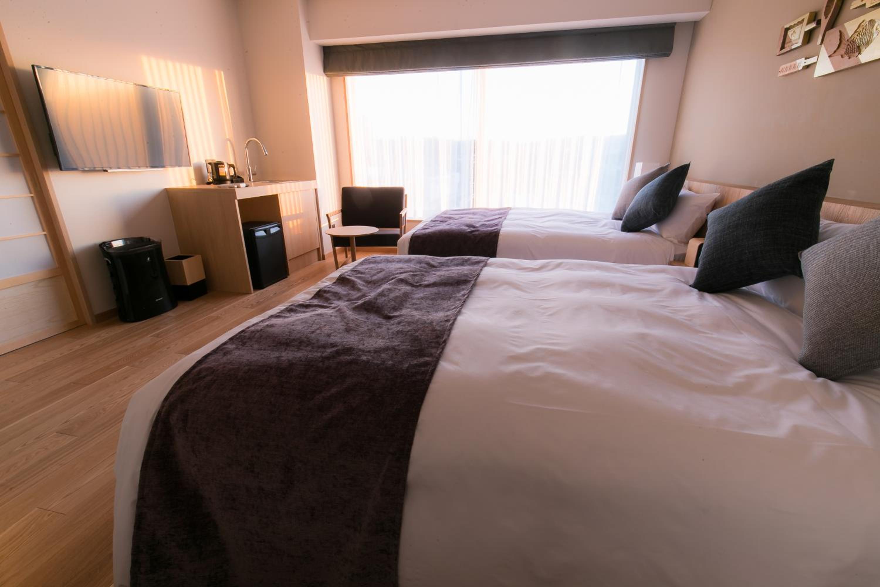 Twin Room with Bath - Photo 2