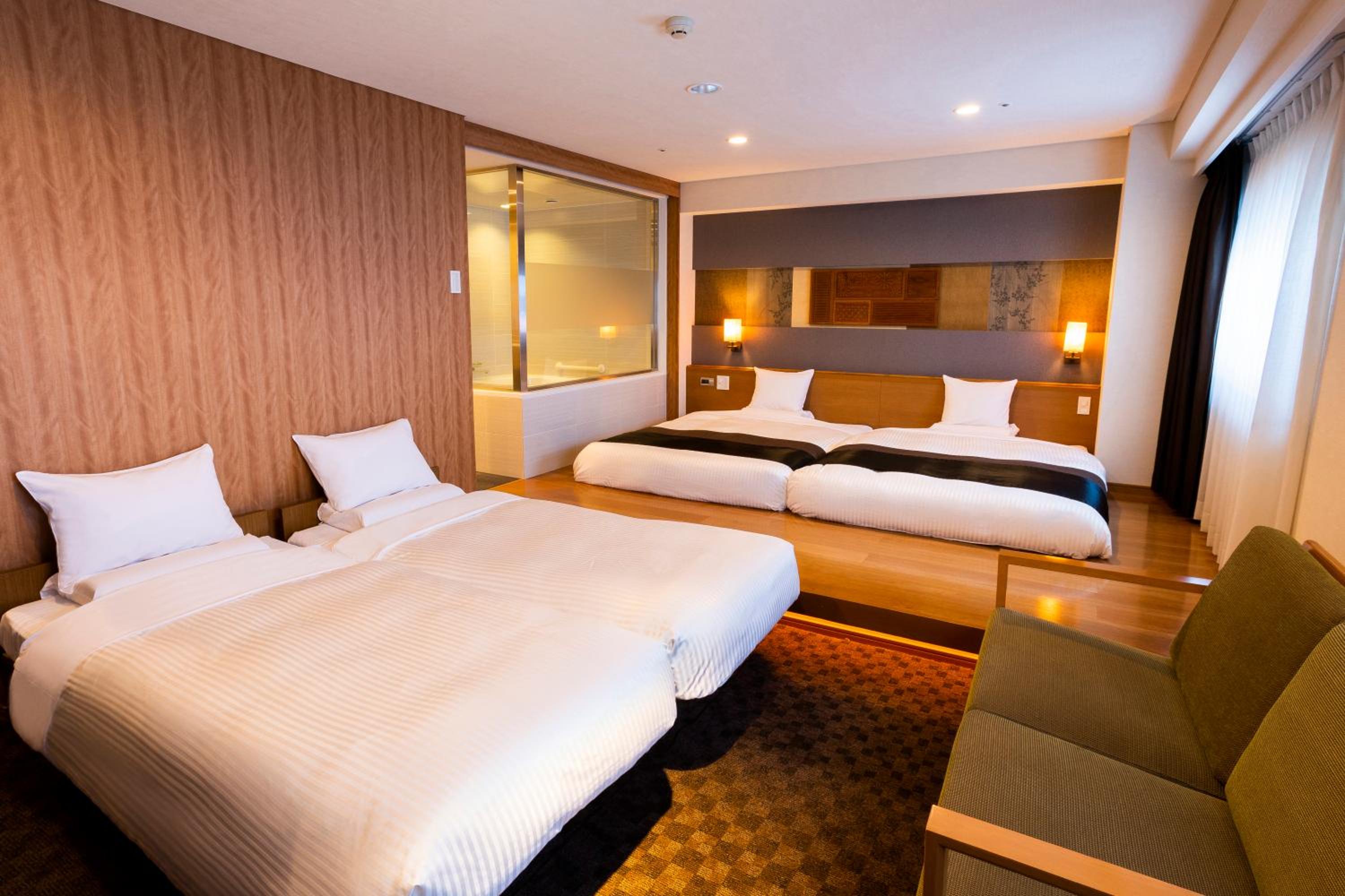 Junior Suite with Two Extra Beds - Non Smoking - Photo 2