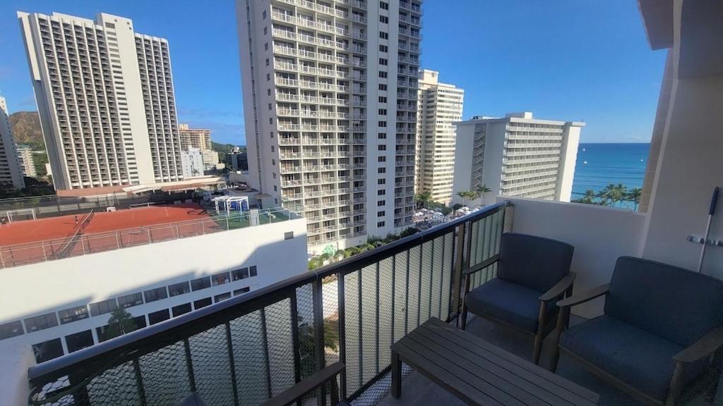 Waikiki Condo 2 Bedrooms 2 Bathrooms with 1 free parking space: Two-Bedroom Apartment photo