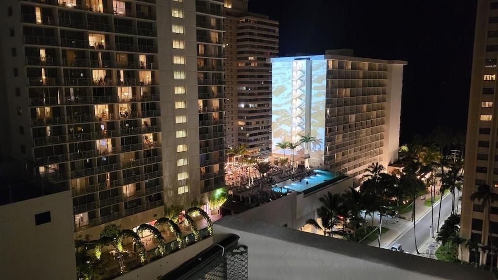 Waikiki Condo 2 Bedrooms 2 Bathrooms with 1 free parking space: Two-Bedroom Apartment photo