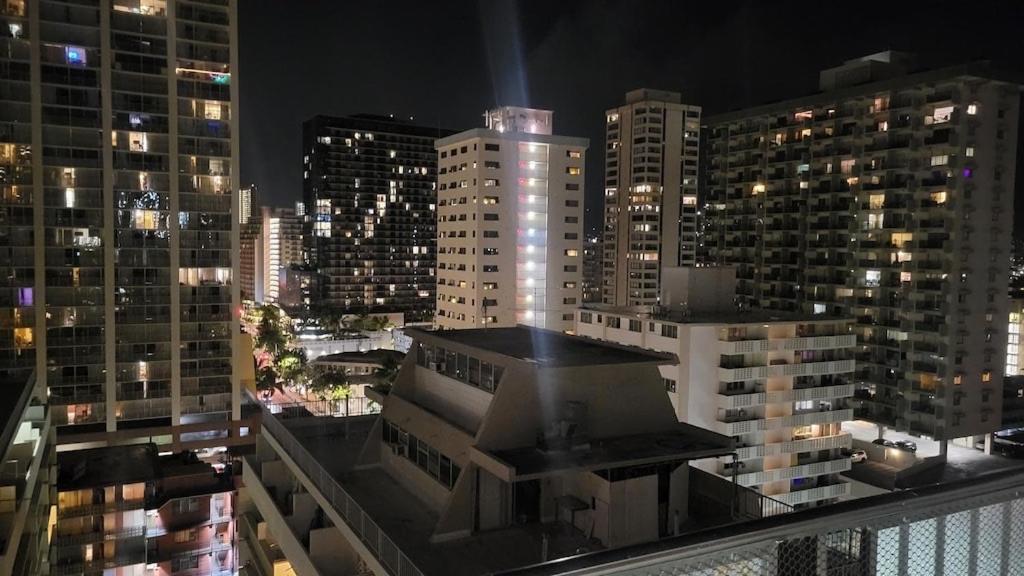 Waikiki Condo 2 Bedrooms 2 Bathrooms with 1 free parking space: Two-Bedroom Apartment photo