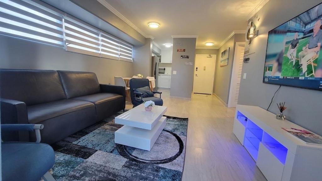 Waikiki Condo 2 Bedrooms 2 Bathrooms with 1 free parking space: Two-Bedroom Apartment photo
