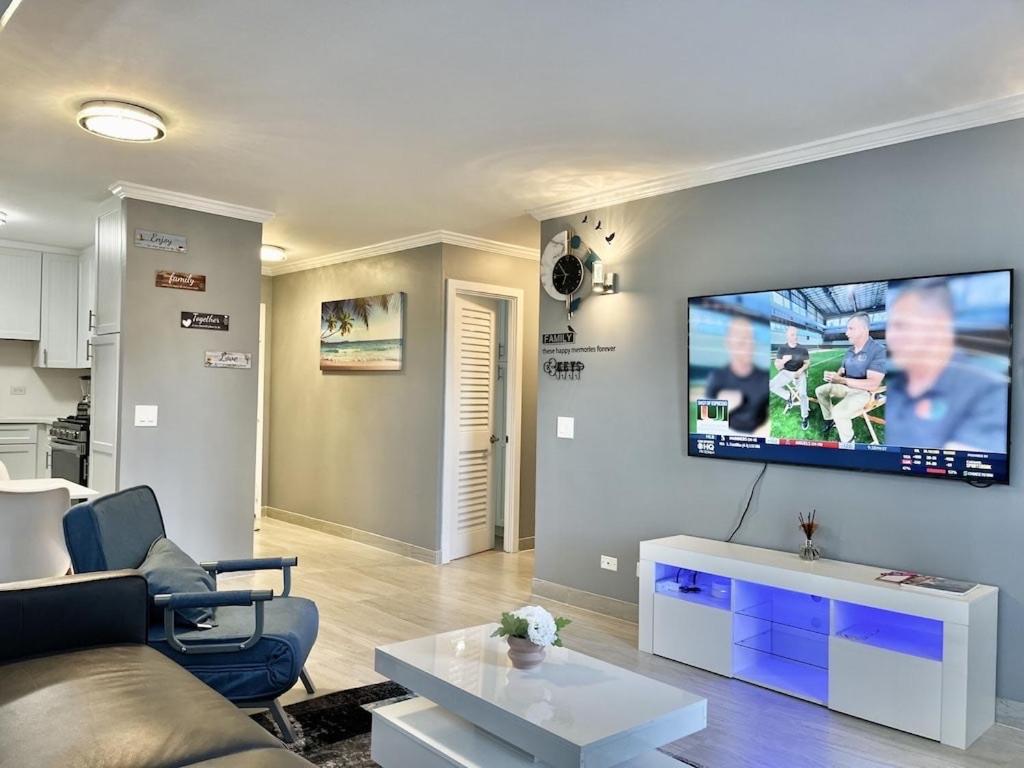 Waikiki Condo 2 Bedrooms 2 Bathrooms with 1 free parking space: hotel room photo