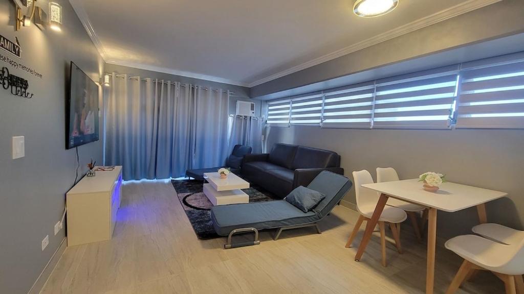 Waikiki Condo 2 Bedrooms 2 Bathrooms with 1 free parking space: Two-Bedroom Apartment photo