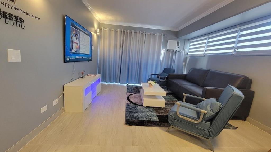 Waikiki Condo 2 Bedrooms 2 Bathrooms with 1 free parking space: Two-Bedroom Apartment photo