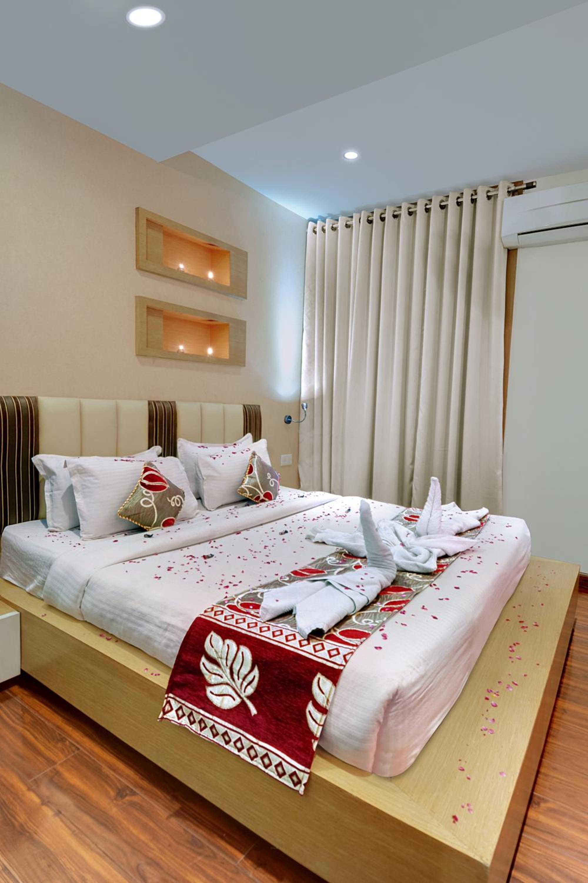 Honeymoon Suite - Photo 1