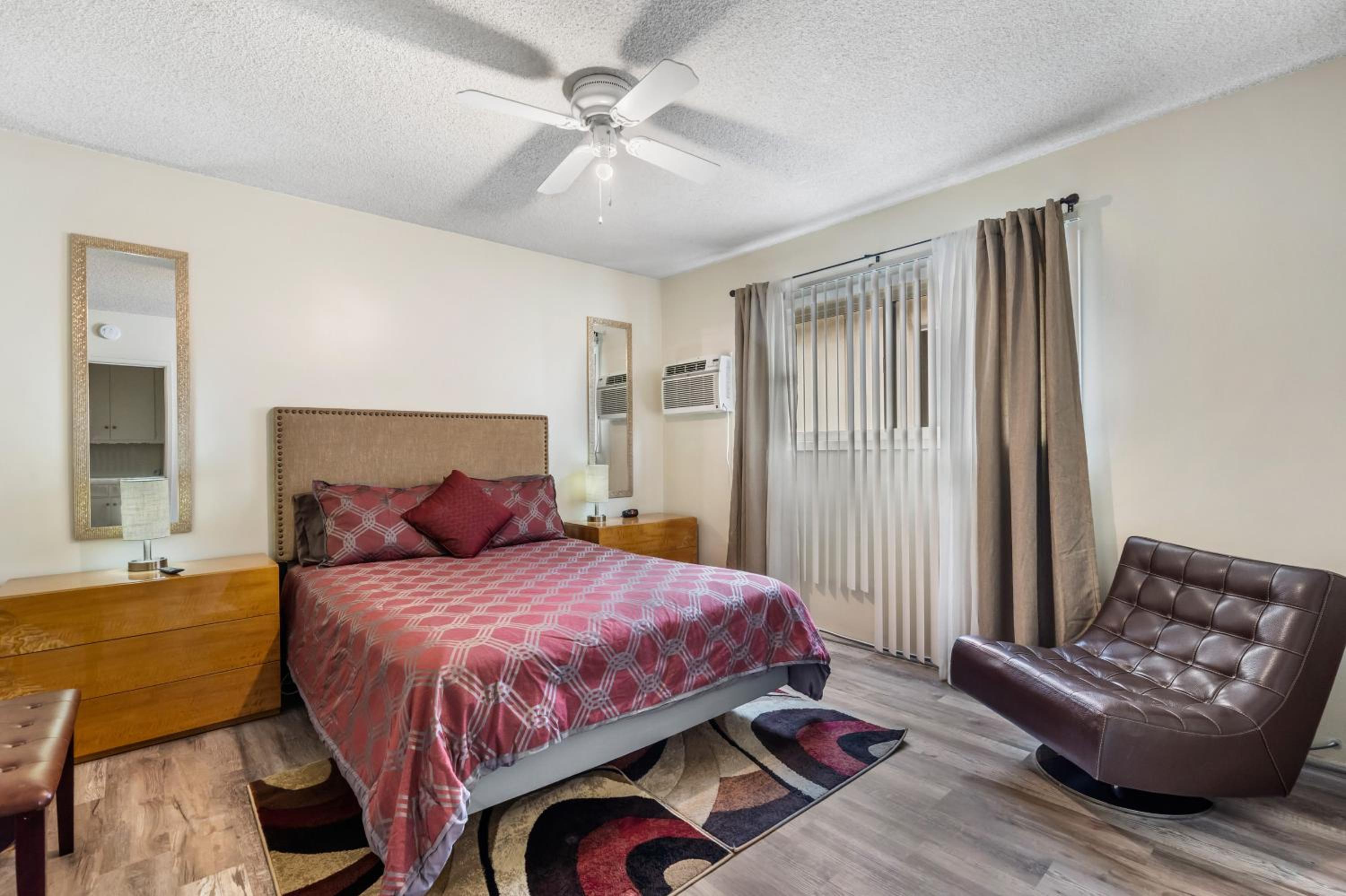 One-Bedroom Apartment photo 3
