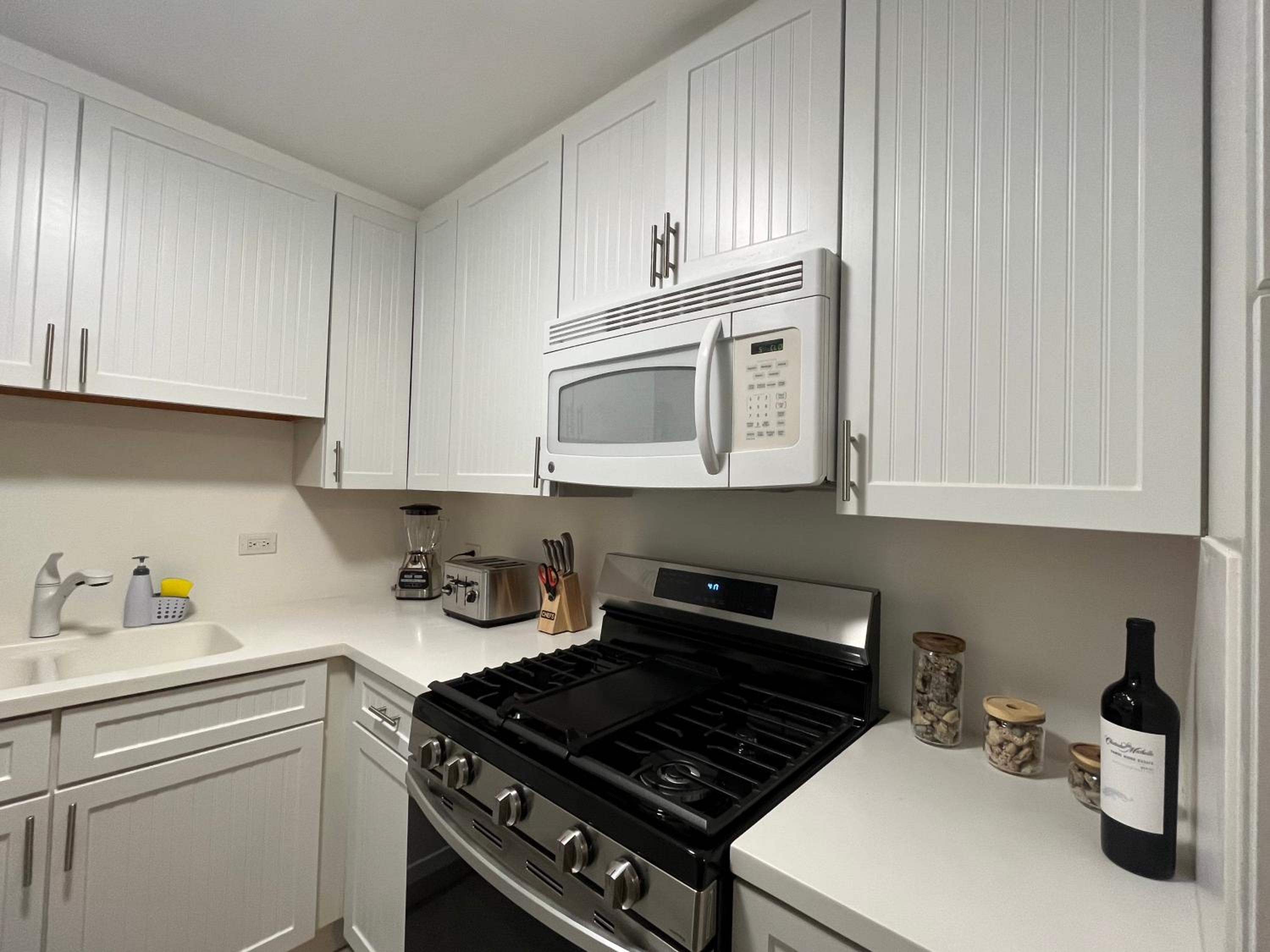 Waikiki Condo 2 Bedrooms 2 Bathrooms with 1 free parking space: Two-Bedroom Apartment photo