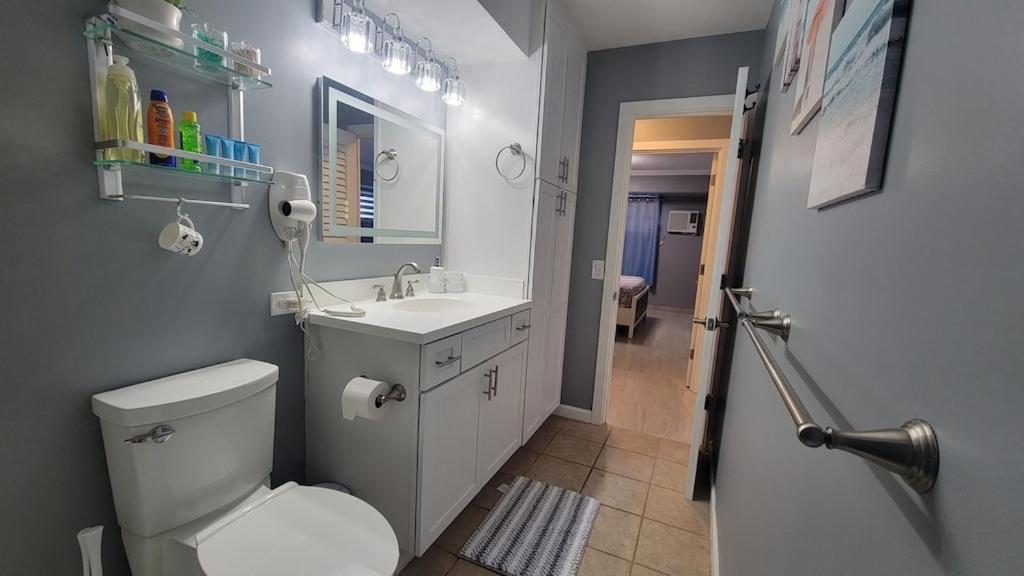 Waikiki Condo 2 Bedrooms 2 Bathrooms with 1 free parking space: Two-Bedroom Apartment photo