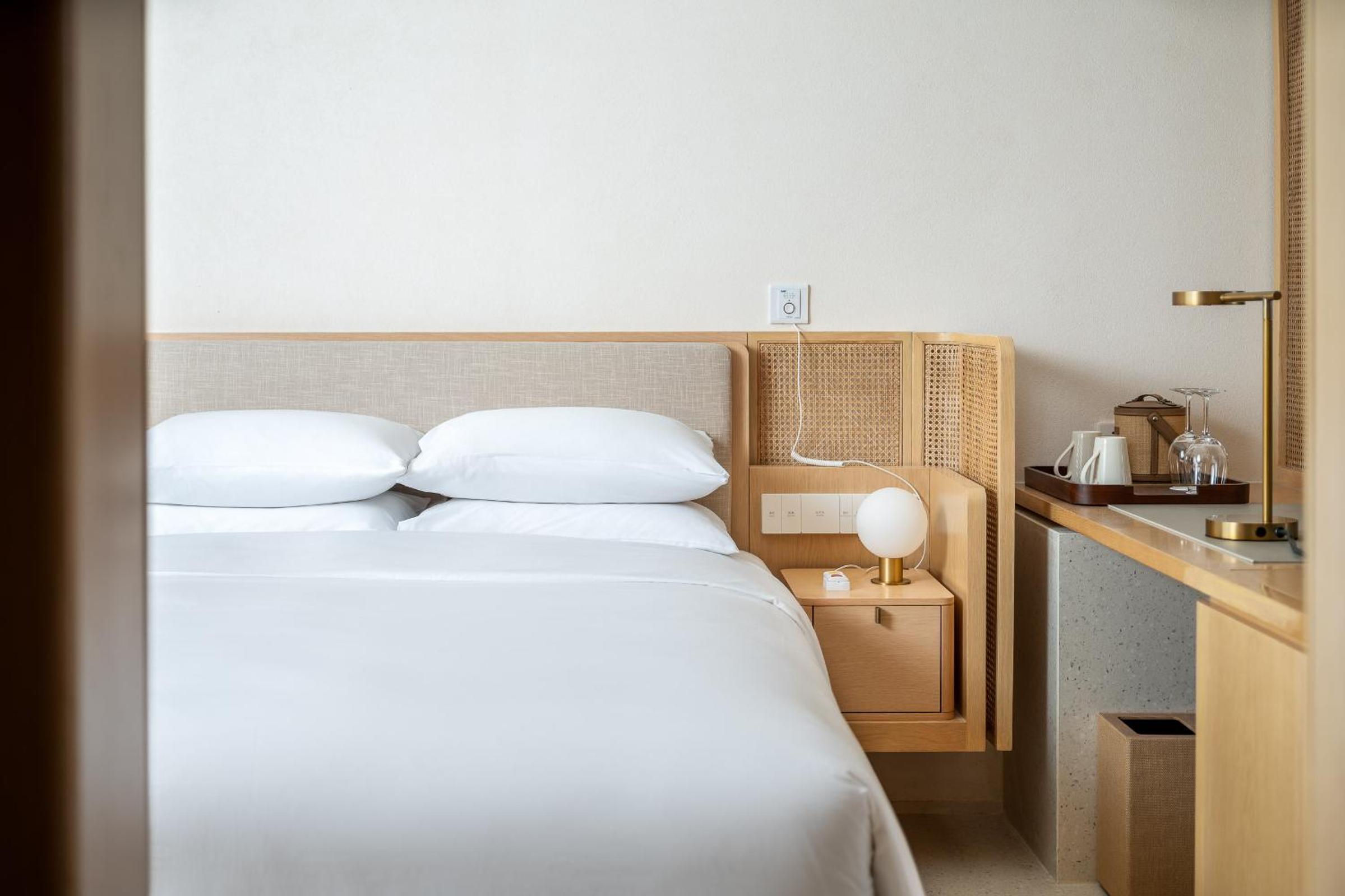 Elderly Deluxe Queen Room with Balcony
