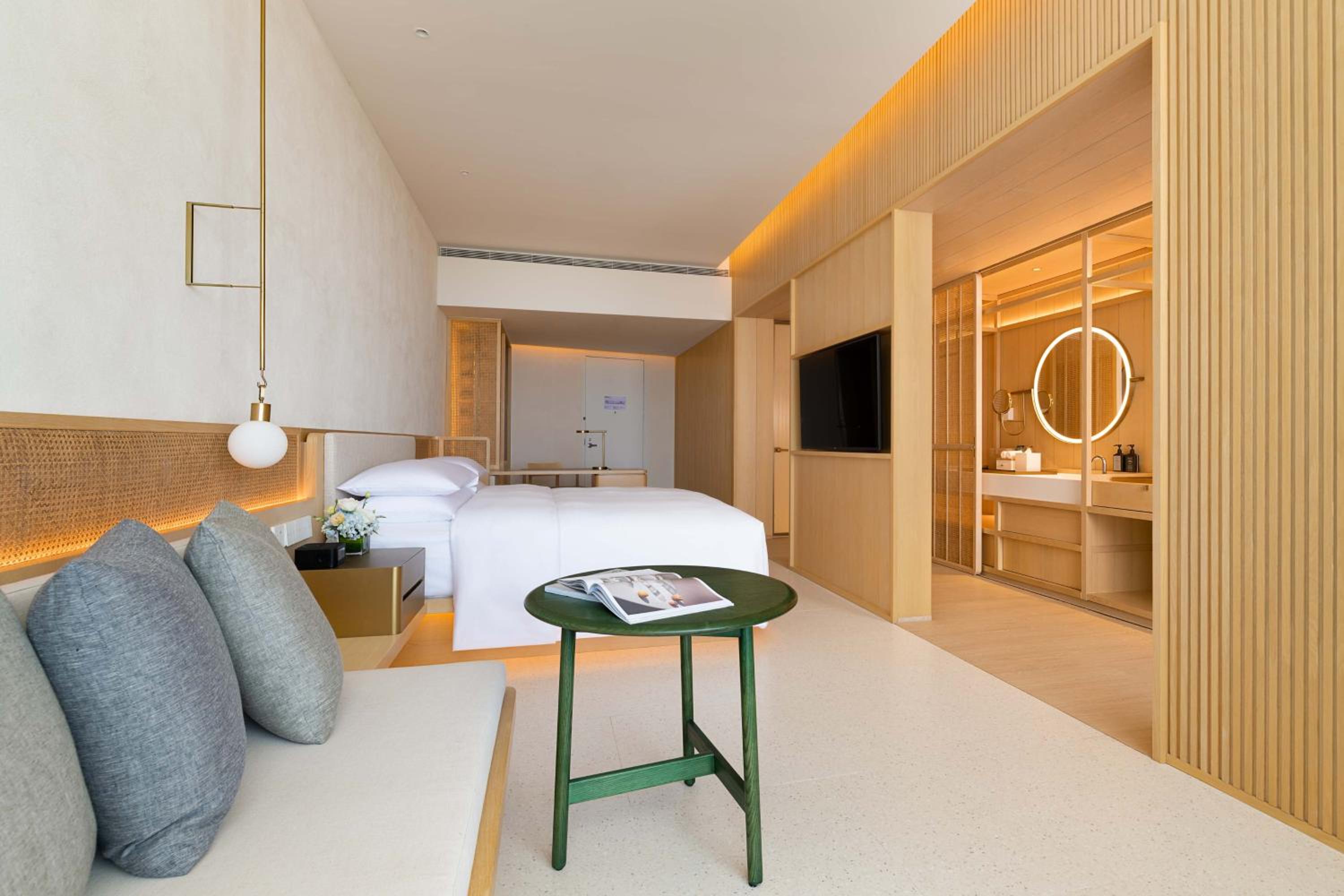 Deluxe King Room with Balcony - Photo 4